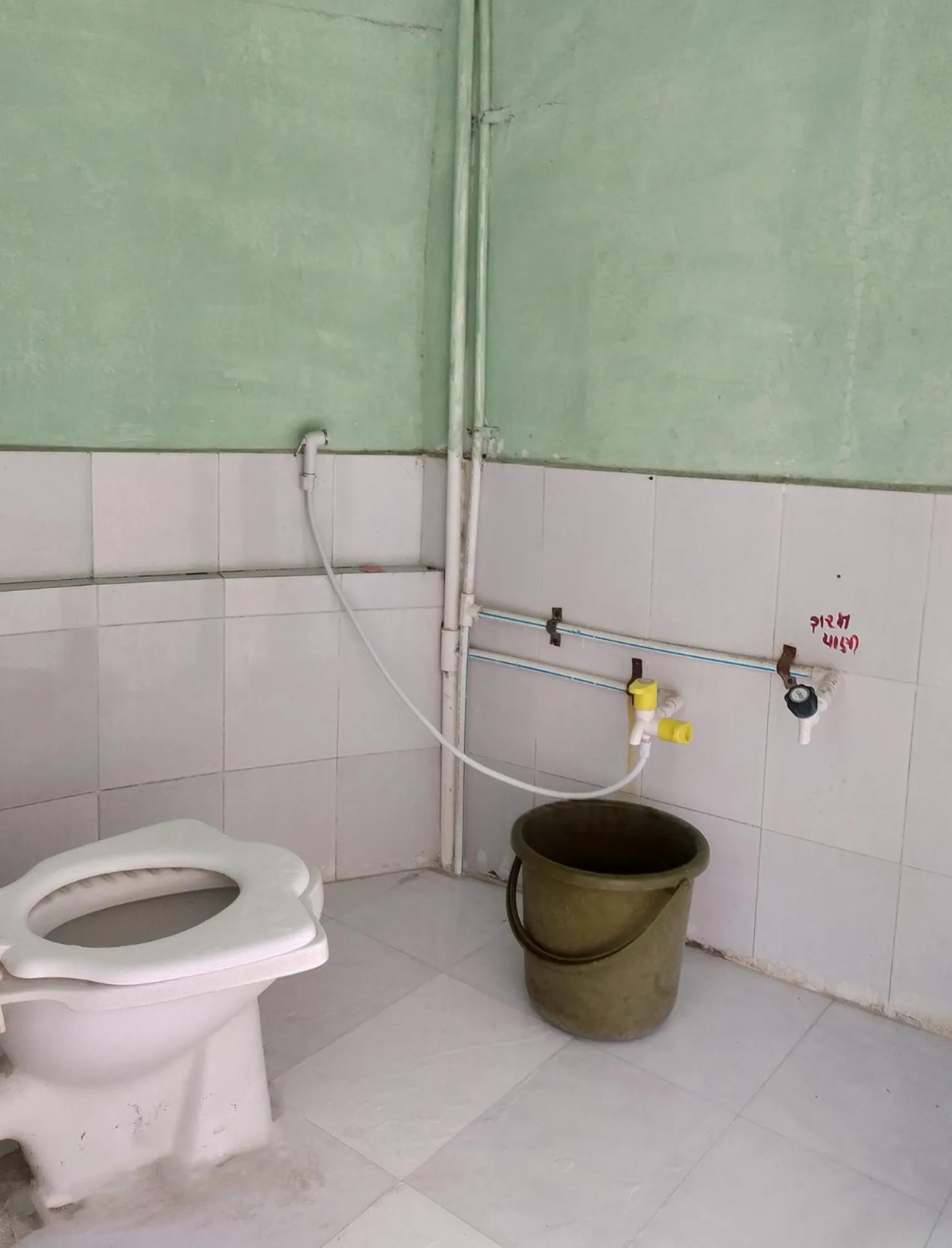 Toilet in Hotel HillView, Junagadh