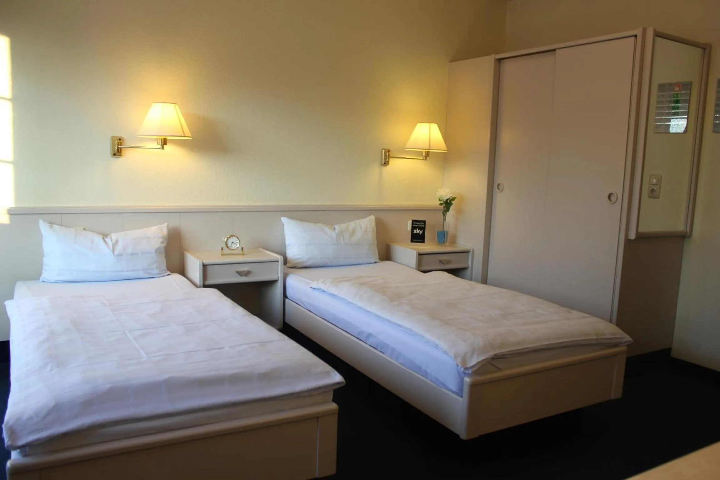 Bed in Hotel Altenwerder Hof