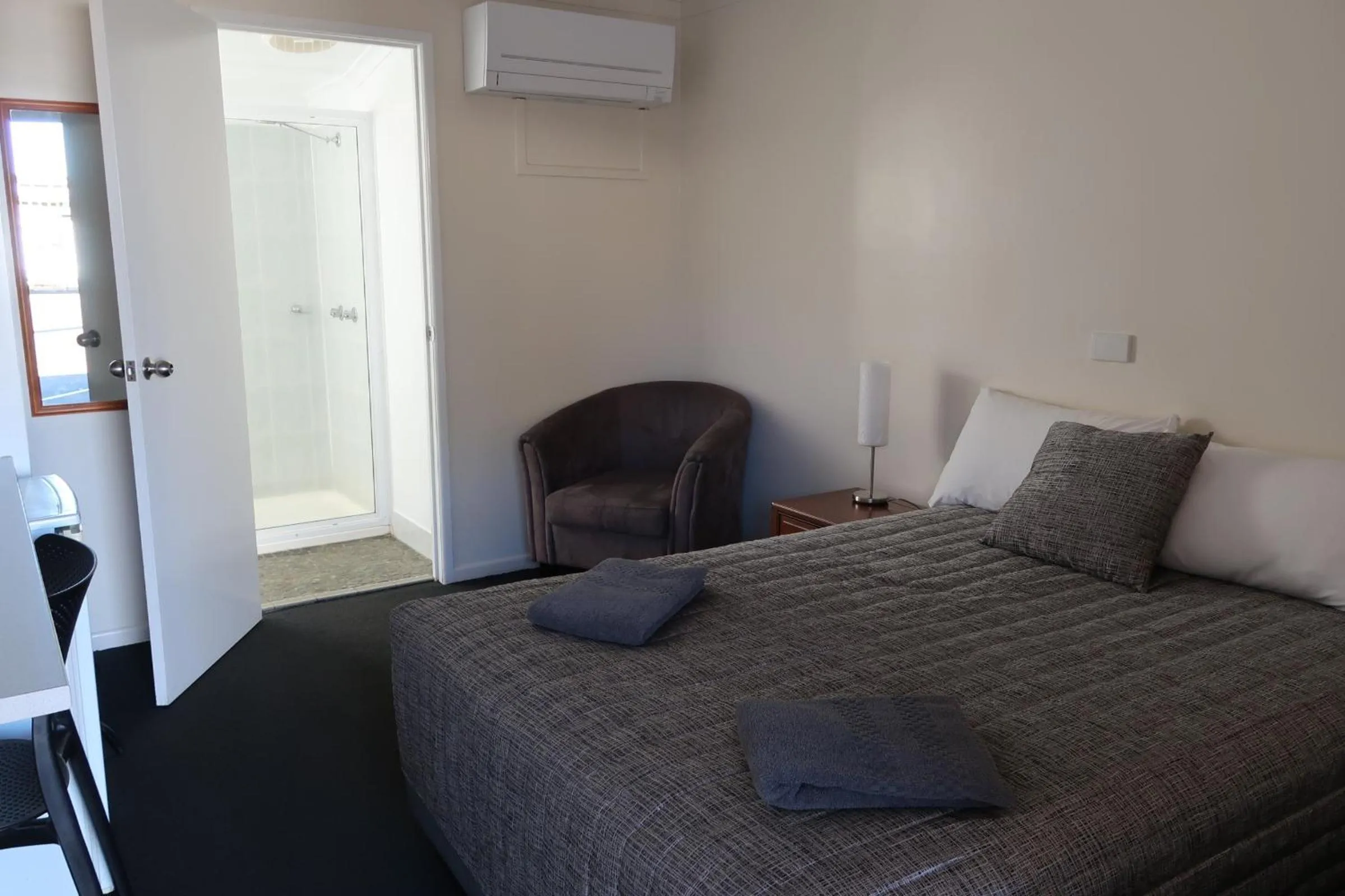 Photo of the whole room, Bed in Charleville Waltzing Matilda Motor Inn