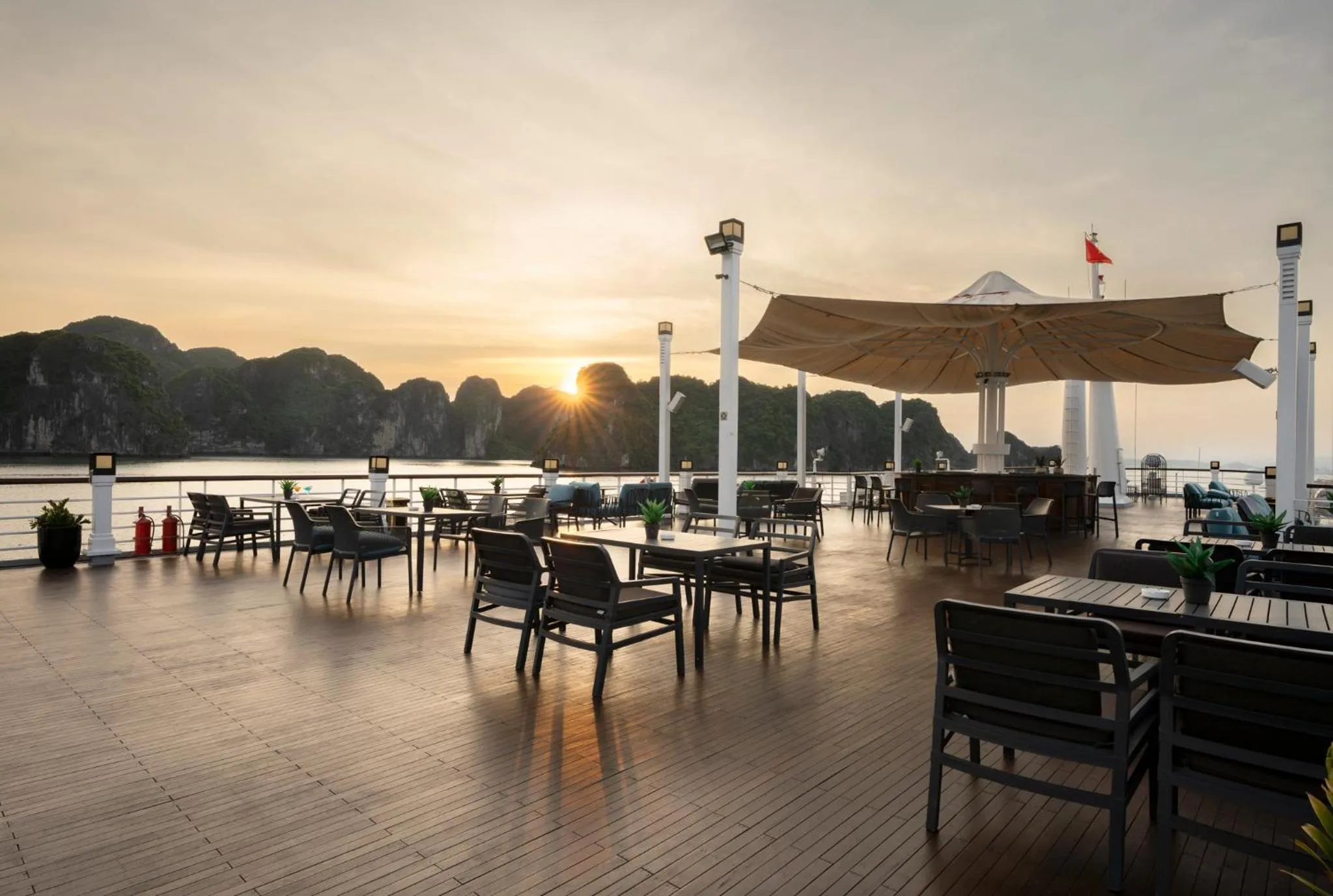 Restaurant/places to eat in Ambassador Signature Cruise - Lan Ha Bay