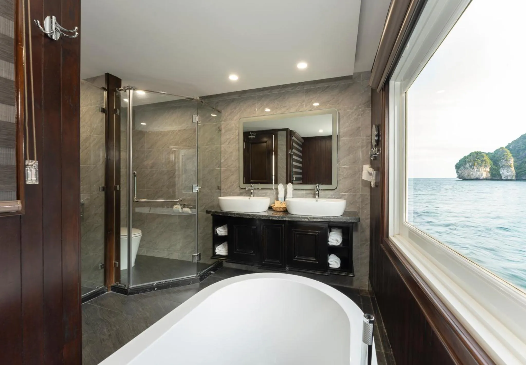 Bath in Ambassador Signature Cruise - Lan Ha Bay