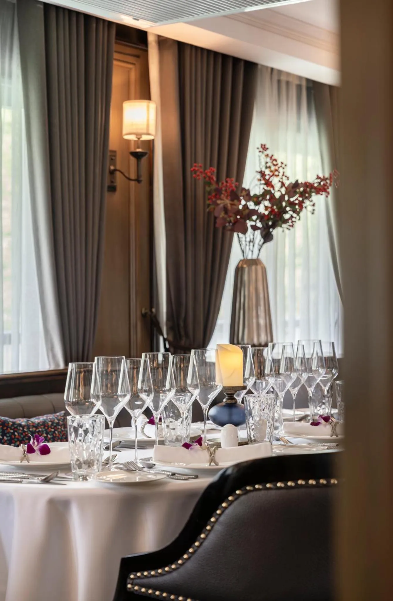 Restaurant/places to eat in Ambassador Signature Cruise - Lan Ha Bay