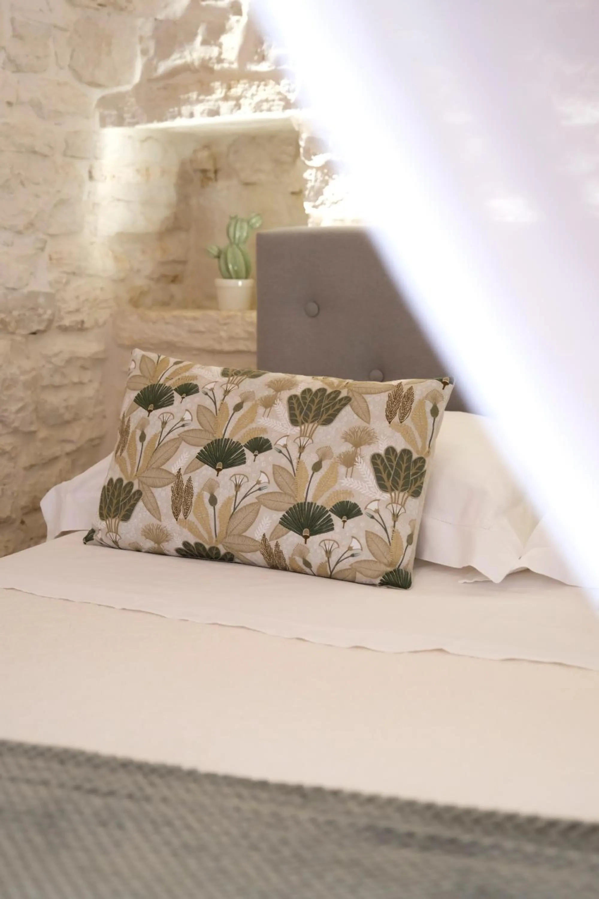 Decorative detail, Bed in Trulli di Zia Vittoria