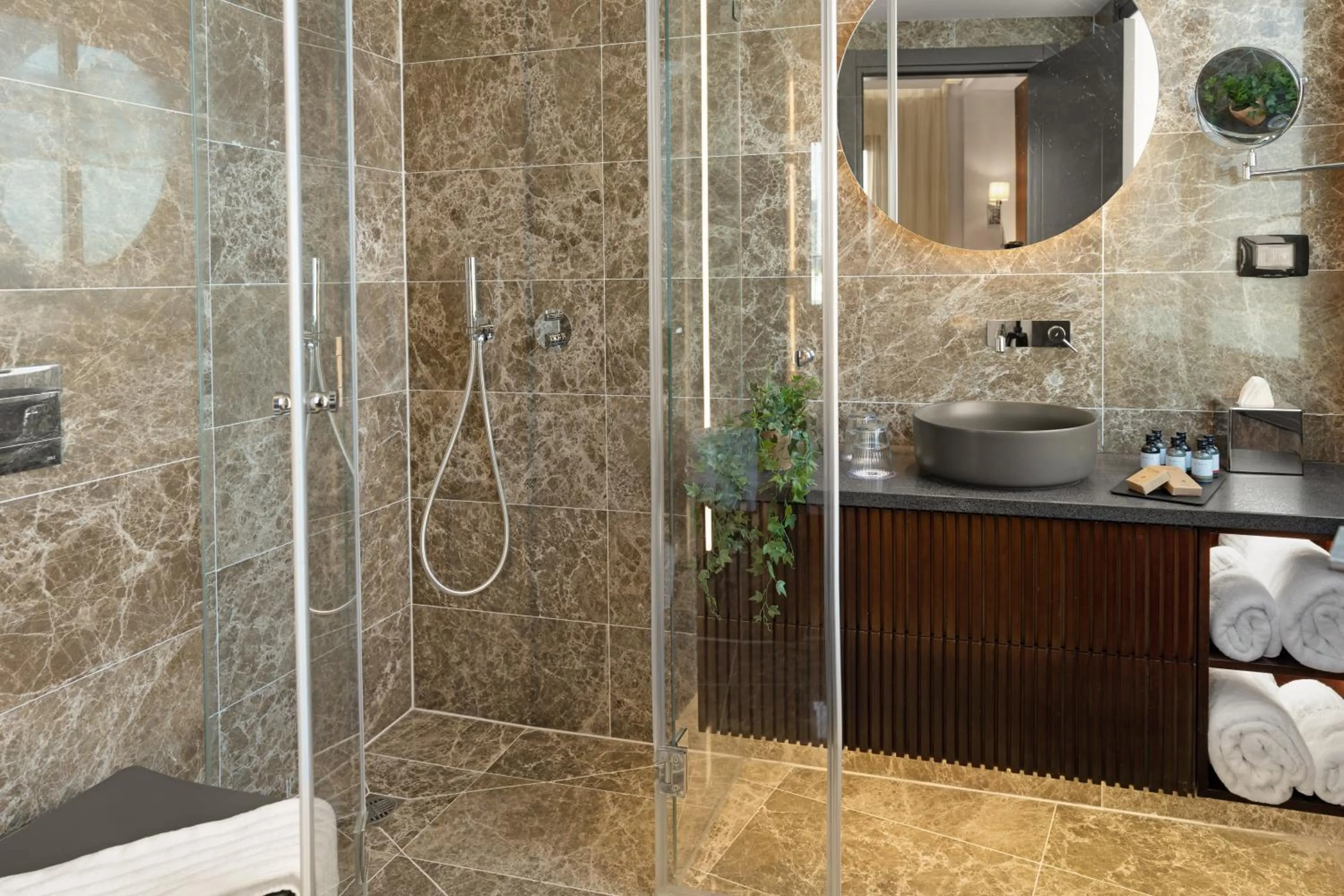 Shower in Fiori 41-By Adam Hotels