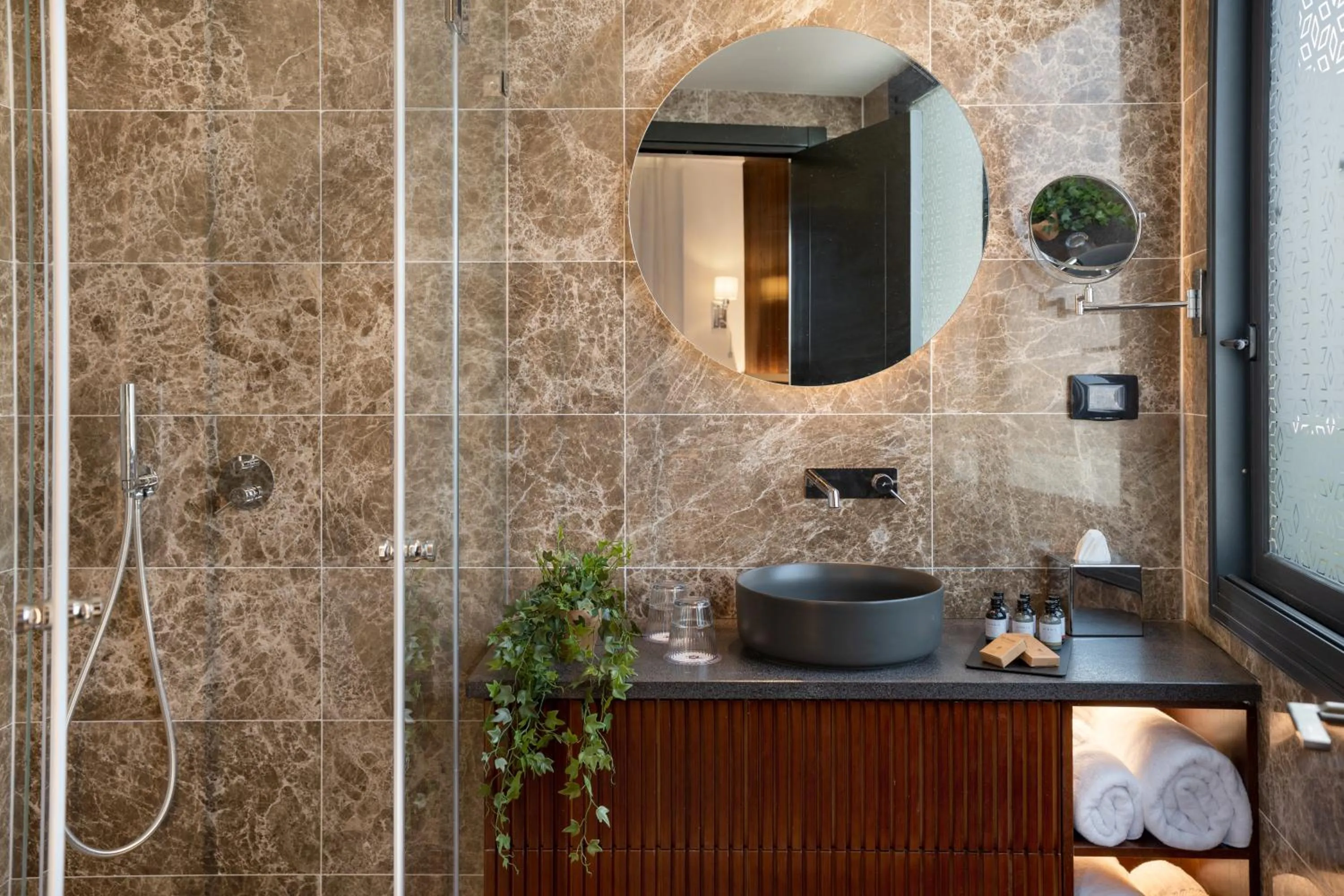 Shower in Fiori 41-By Adam Hotels