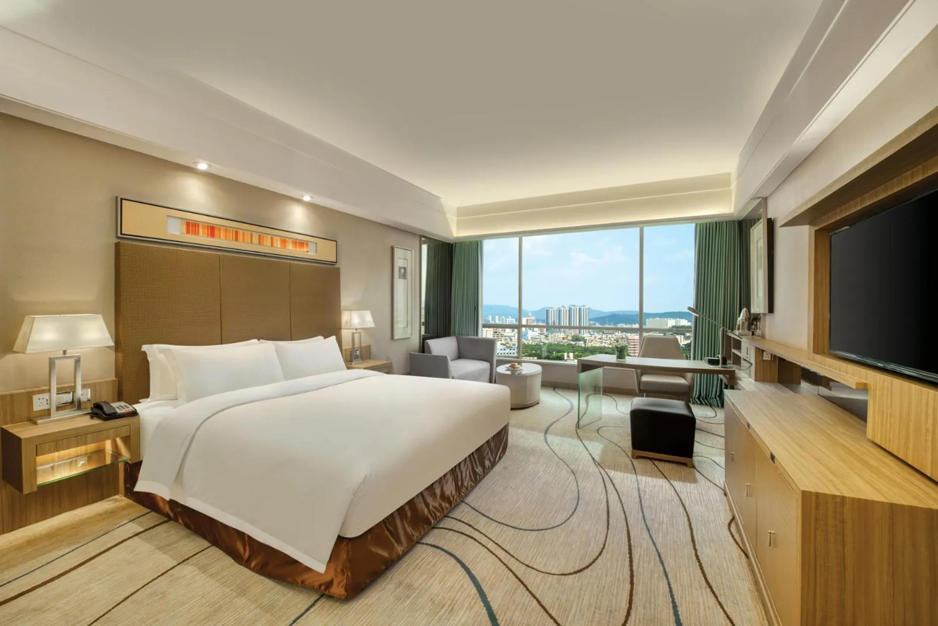 Photo of the whole room, Bed in Dongguan Royal Garden Hotel