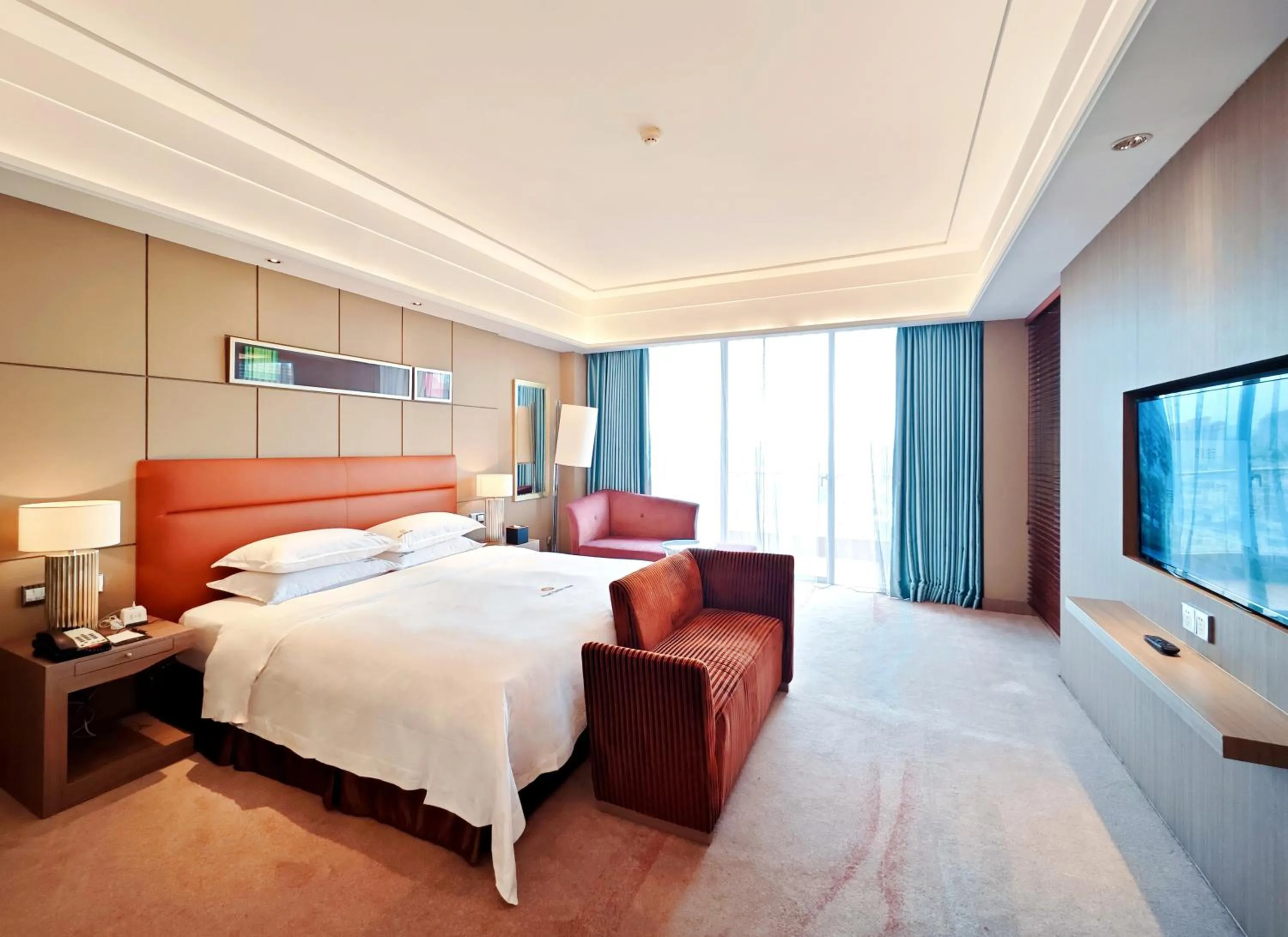 Deluxe Suite in Dongguan Royal Garden Hotel