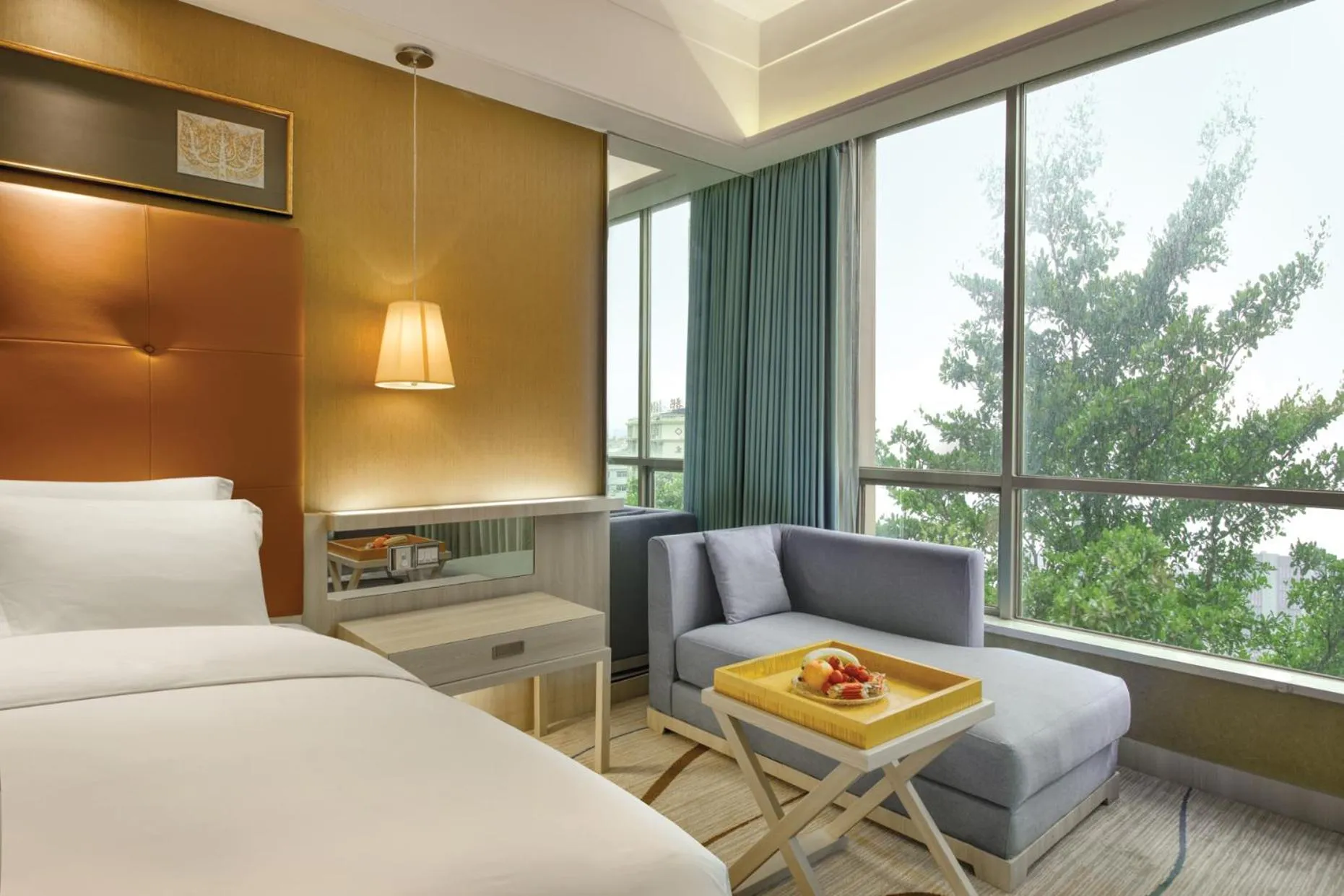 Photo of the whole room, Bed in Dongguan Royal Garden Hotel