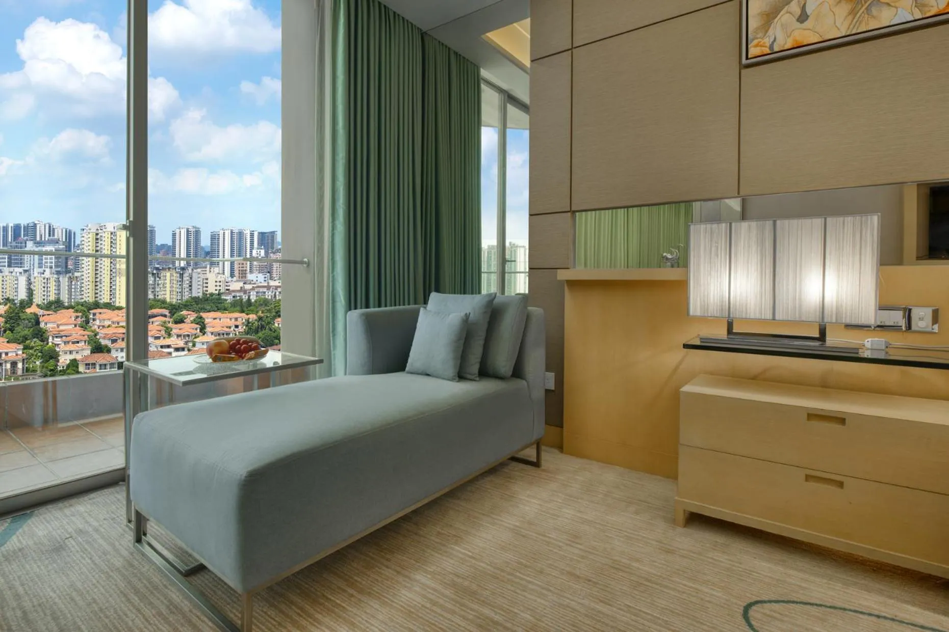 Photo of the whole room, Bed in Dongguan Royal Garden Hotel