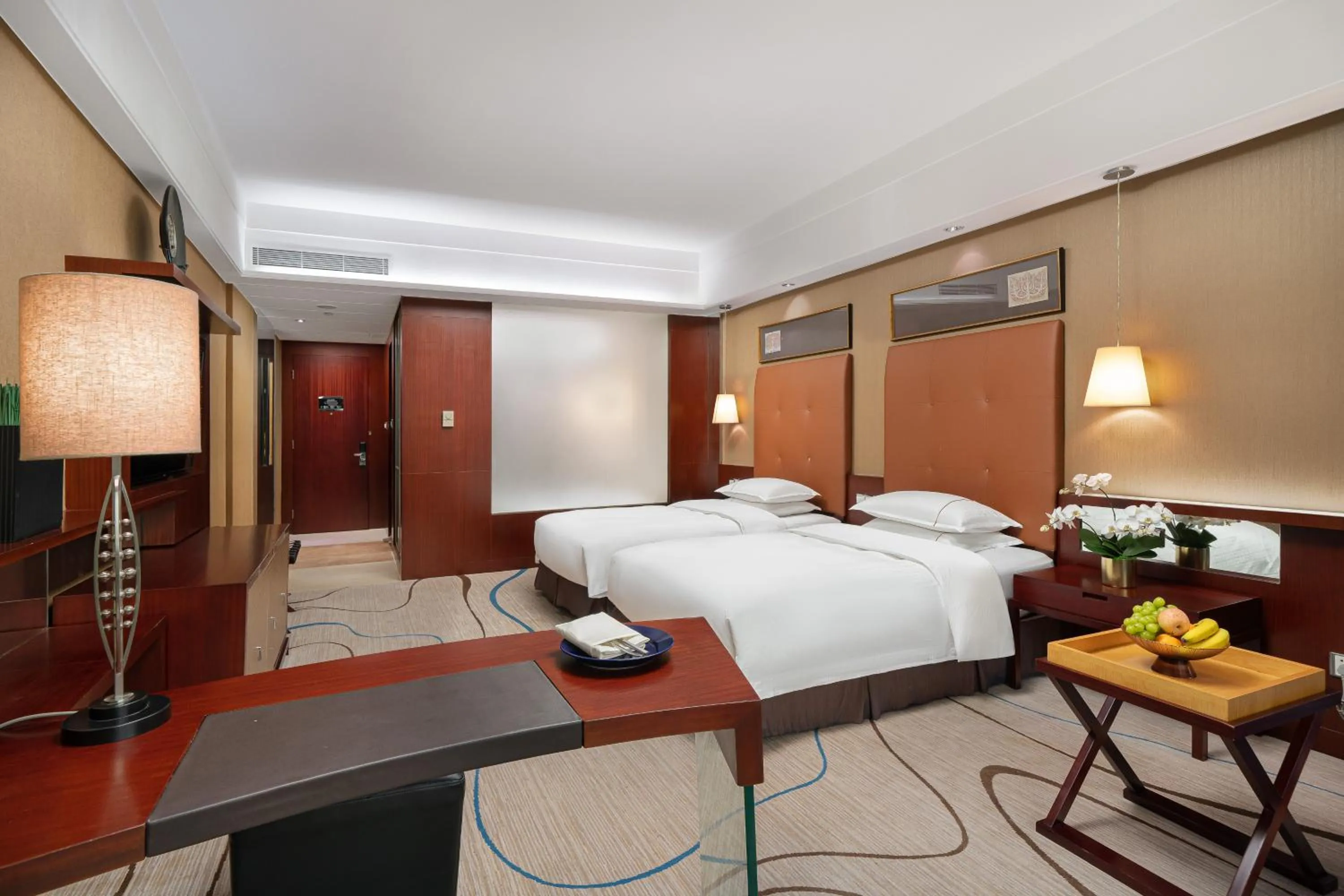 Deluxe Twin Room with Mountain View in Dongguan Royal Garden Hotel