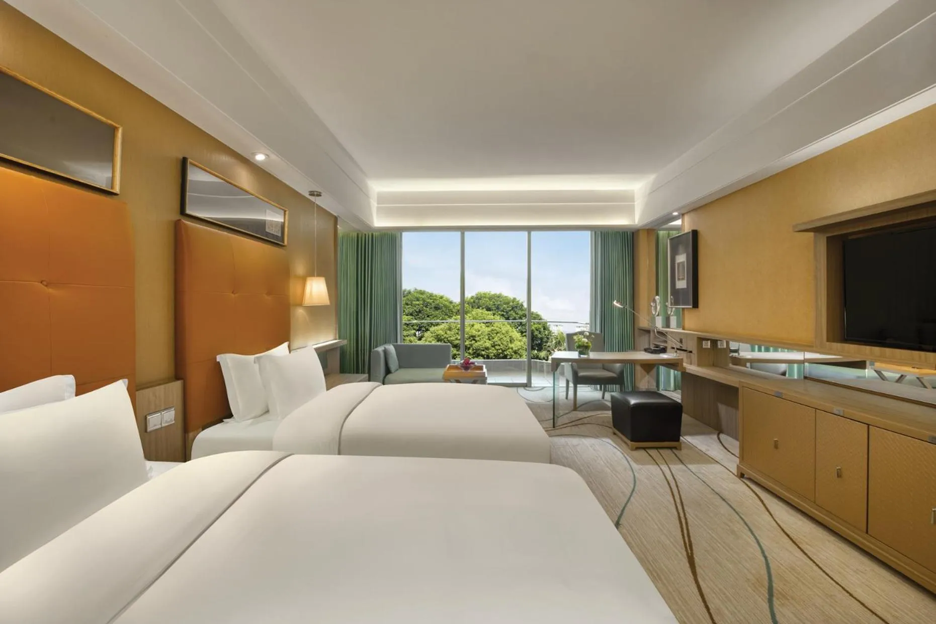 Photo of the whole room, Bed in Dongguan Royal Garden Hotel