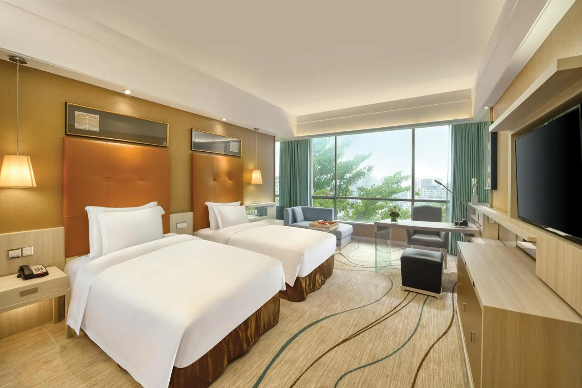 Photo of the whole room, Bed in Dongguan Royal Garden Hotel