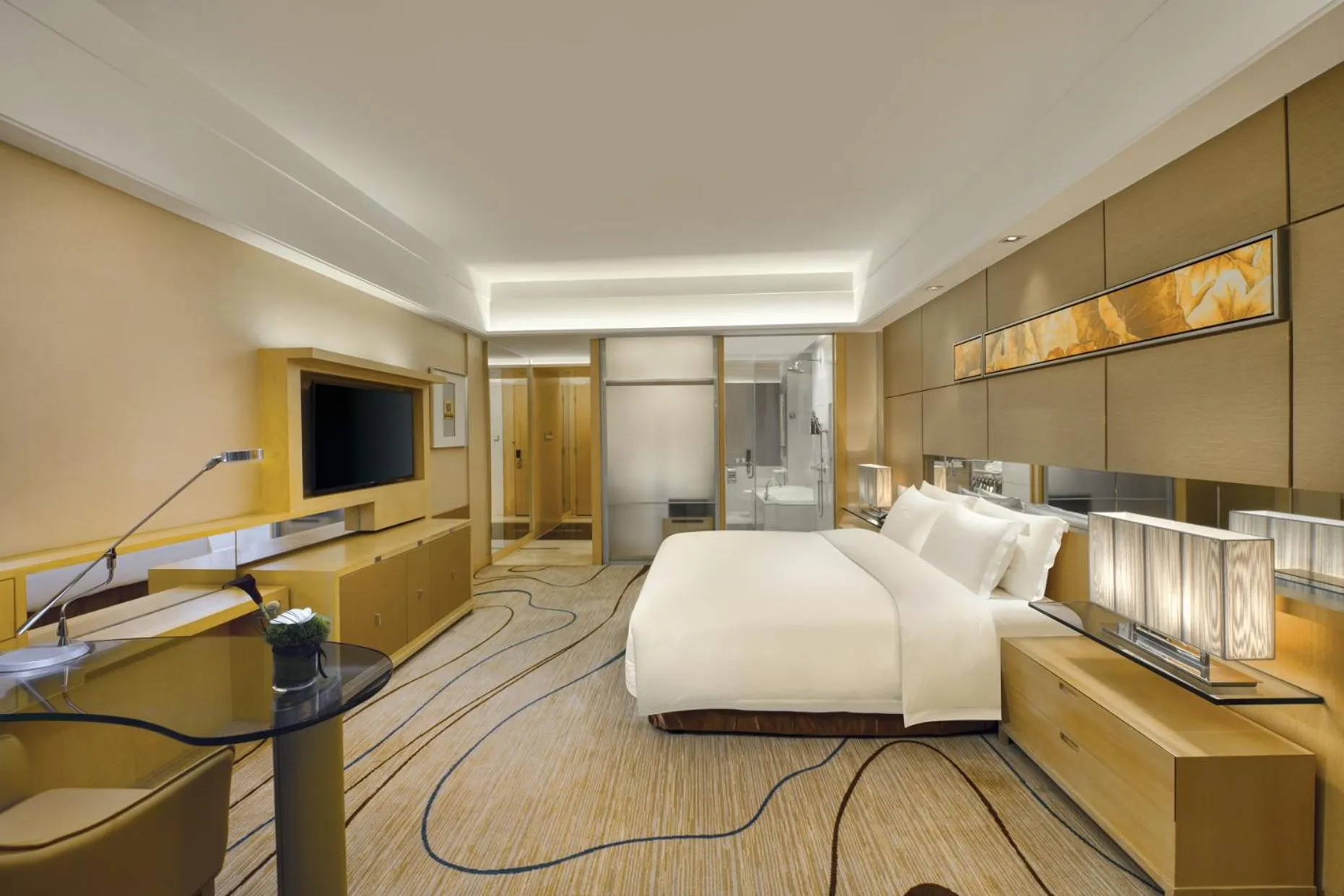 Photo of the whole room, Bed in Dongguan Royal Garden Hotel