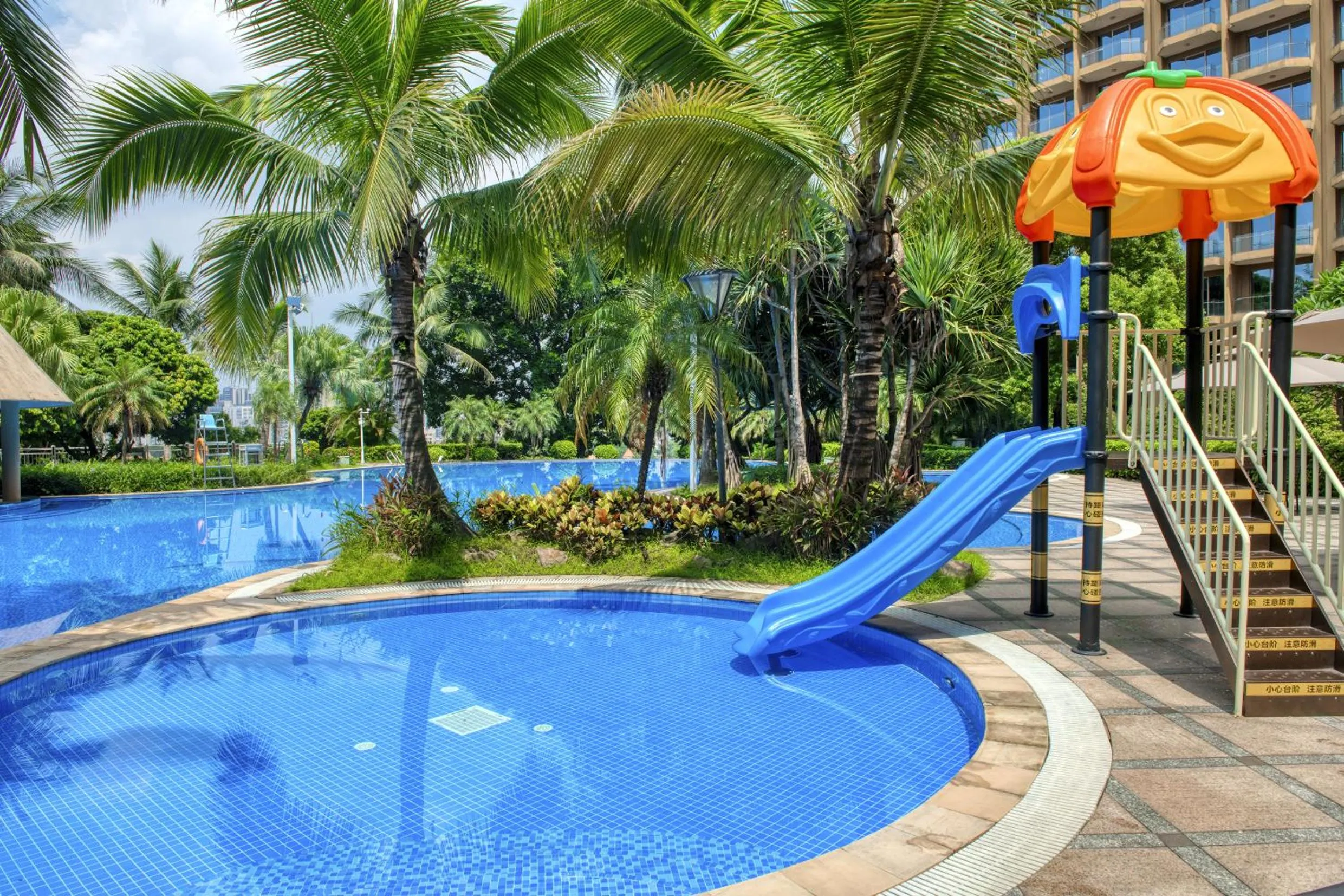 Swimming pool in Dongguan Royal Garden Hotel