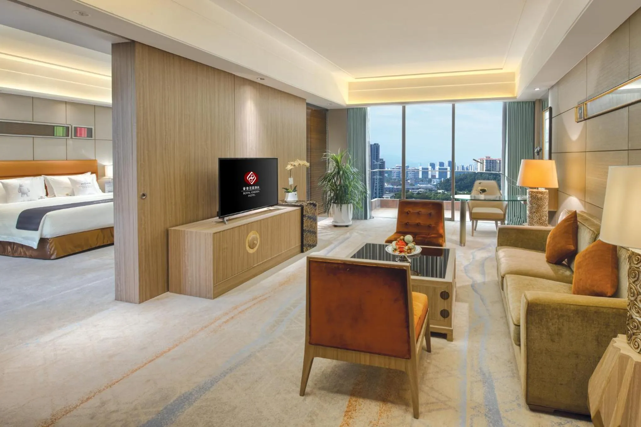 Photo of the whole room, Bed in Dongguan Royal Garden Hotel