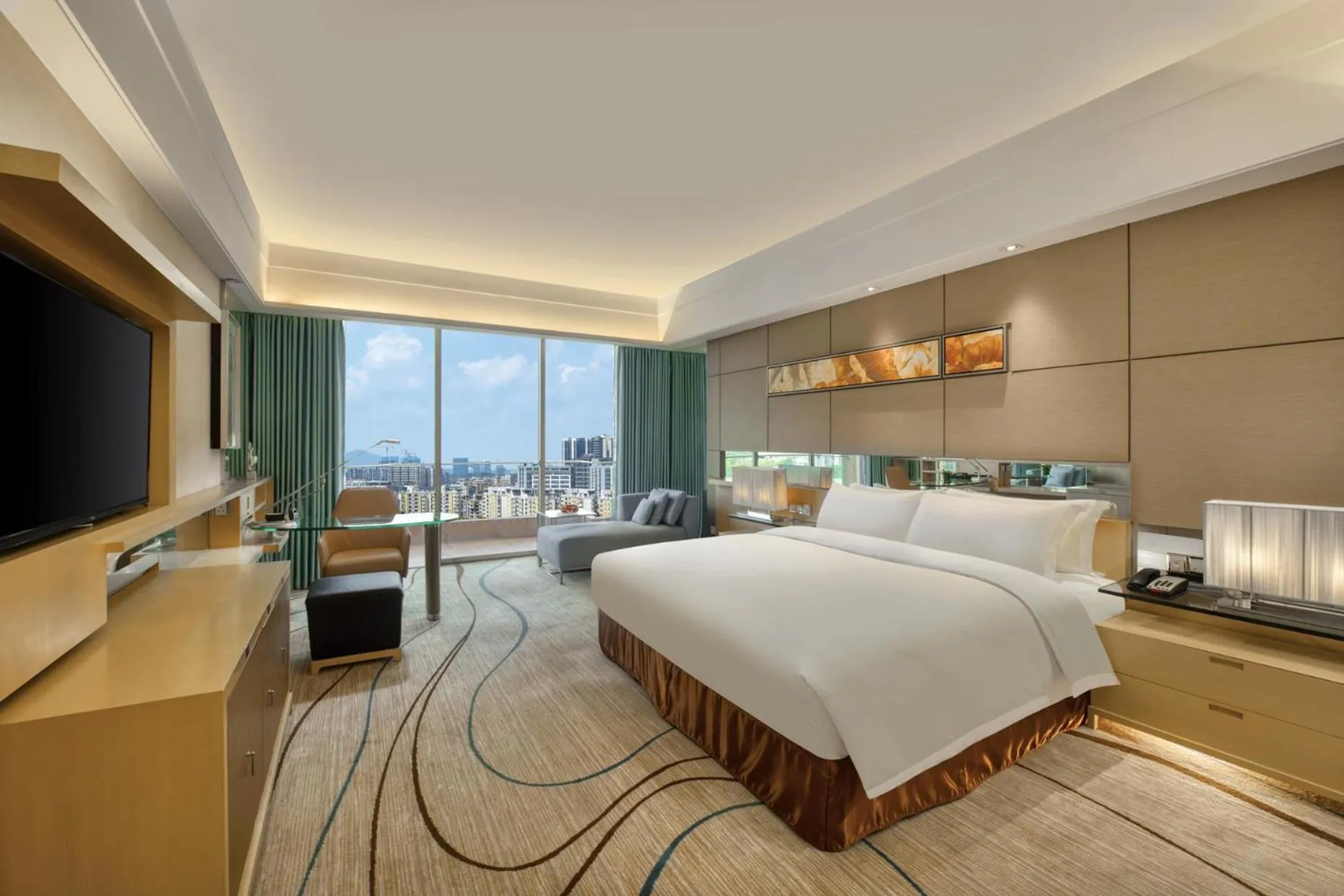 Photo of the whole room, Bed in Dongguan Royal Garden Hotel