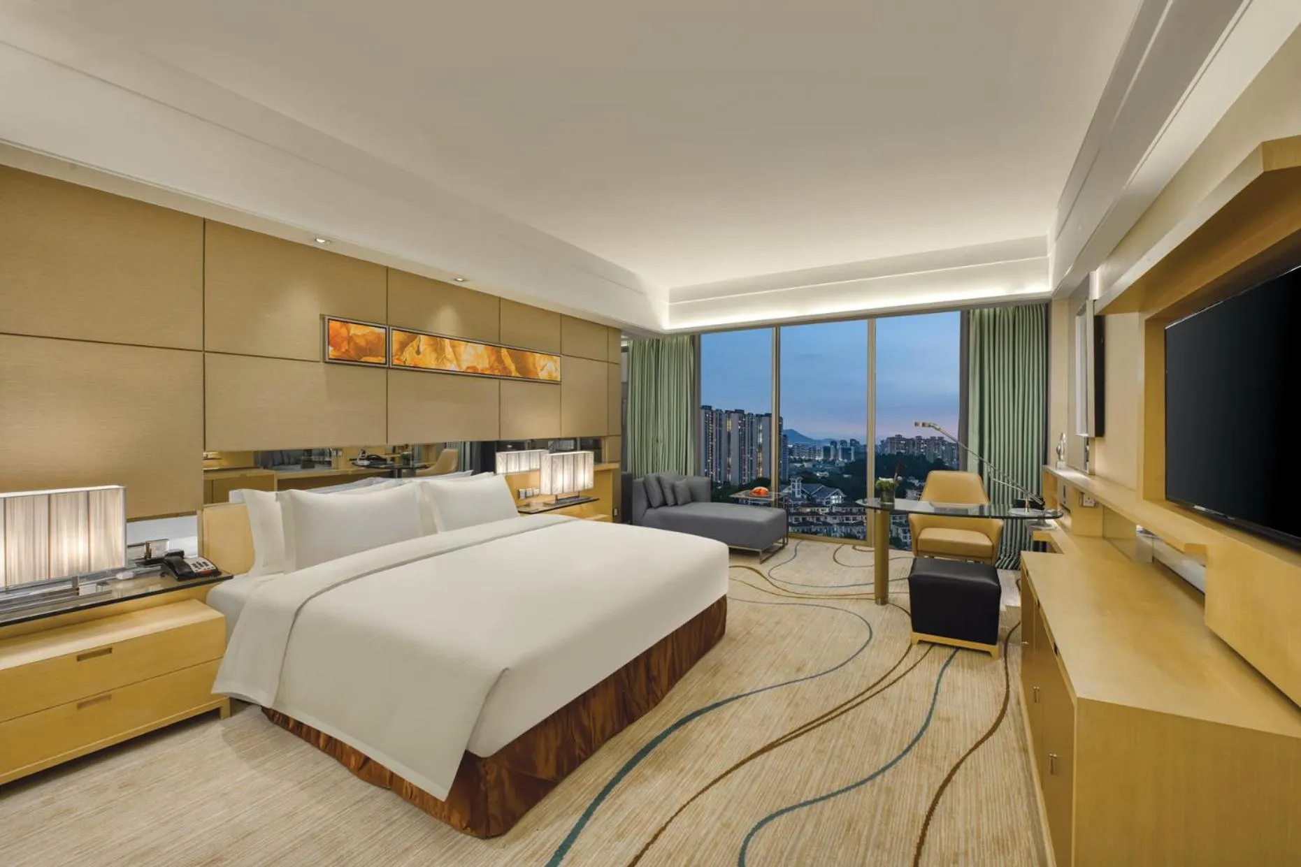 Photo of the whole room, Bed in Dongguan Royal Garden Hotel