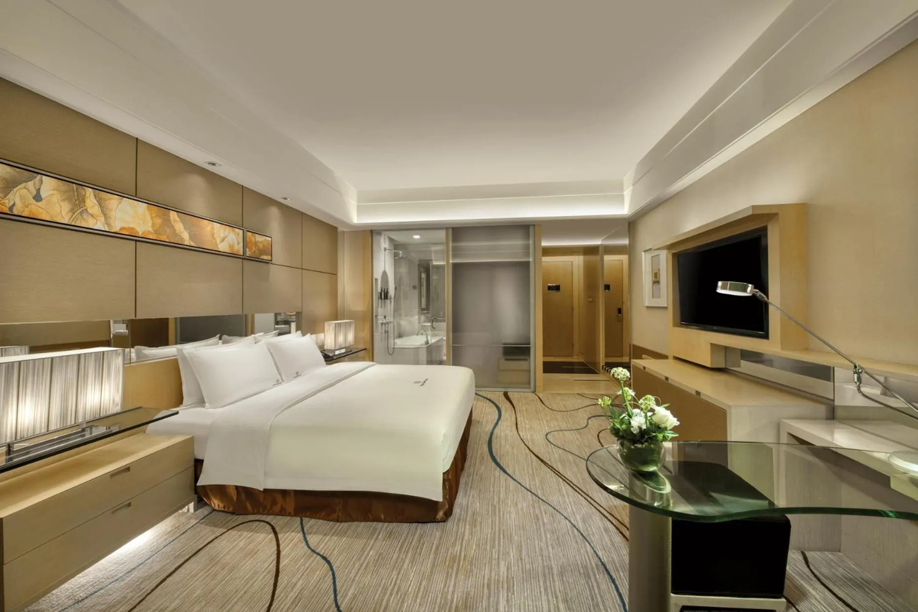 Photo of the whole room, Bed in Dongguan Royal Garden Hotel