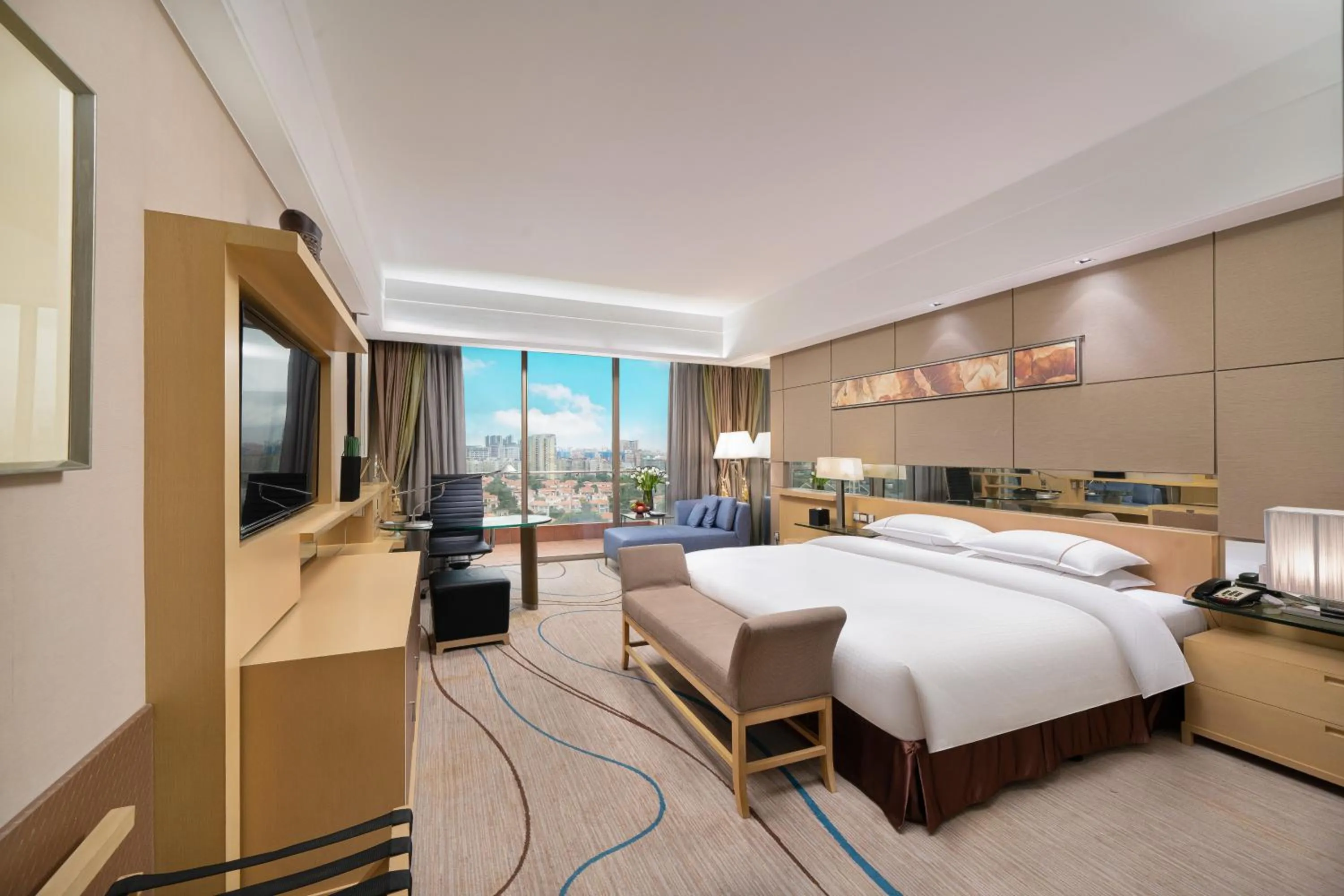 Executive King Room with Mountain View in Dongguan Royal Garden Hotel