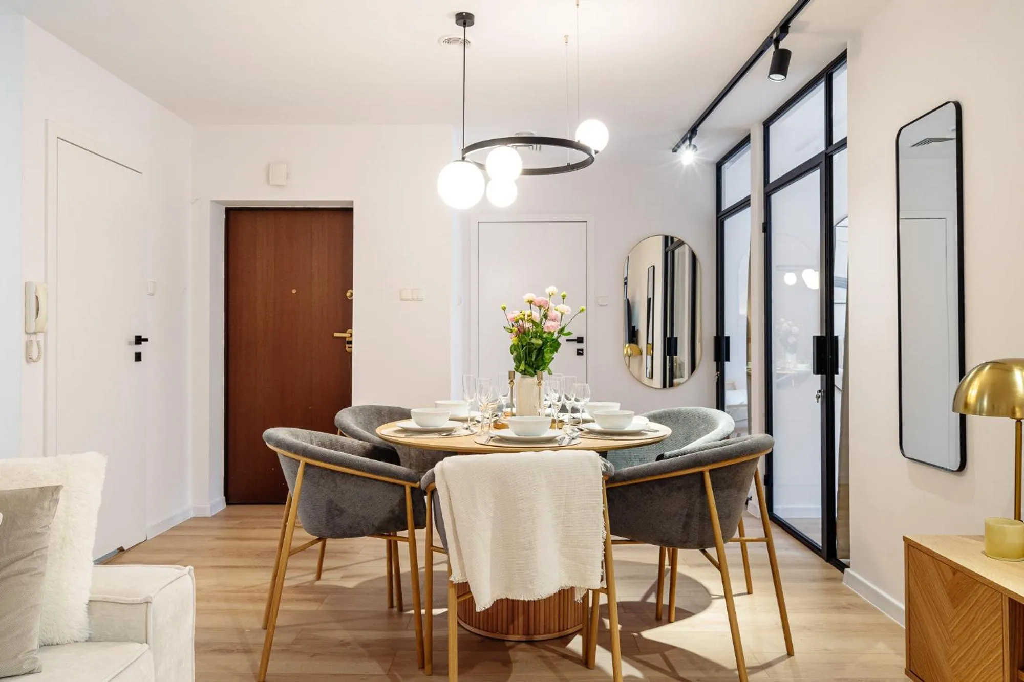 Dining area in Piedmont Apartment II - LoftAffair