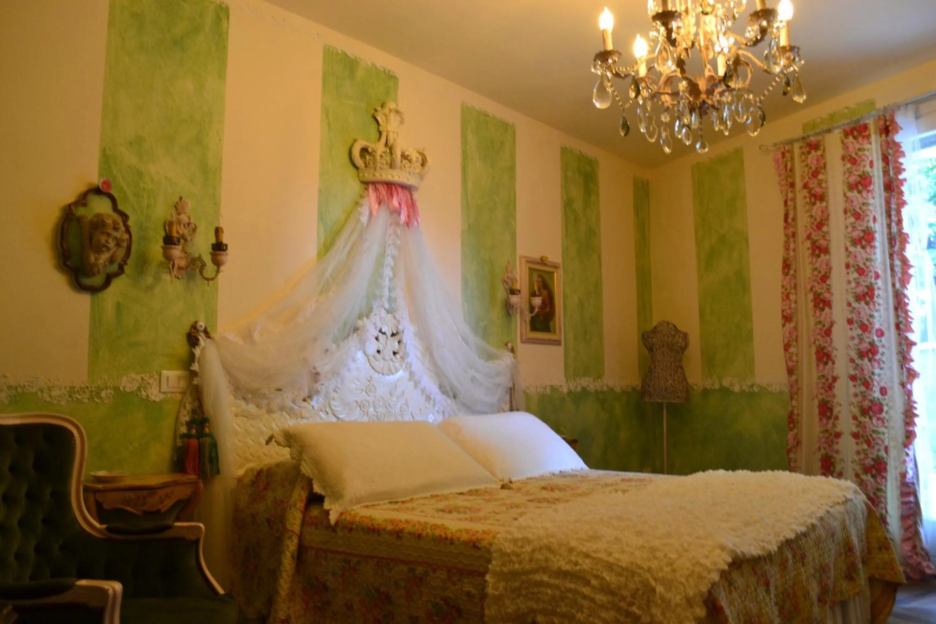 Bedroom, Bed in La maison delle favole