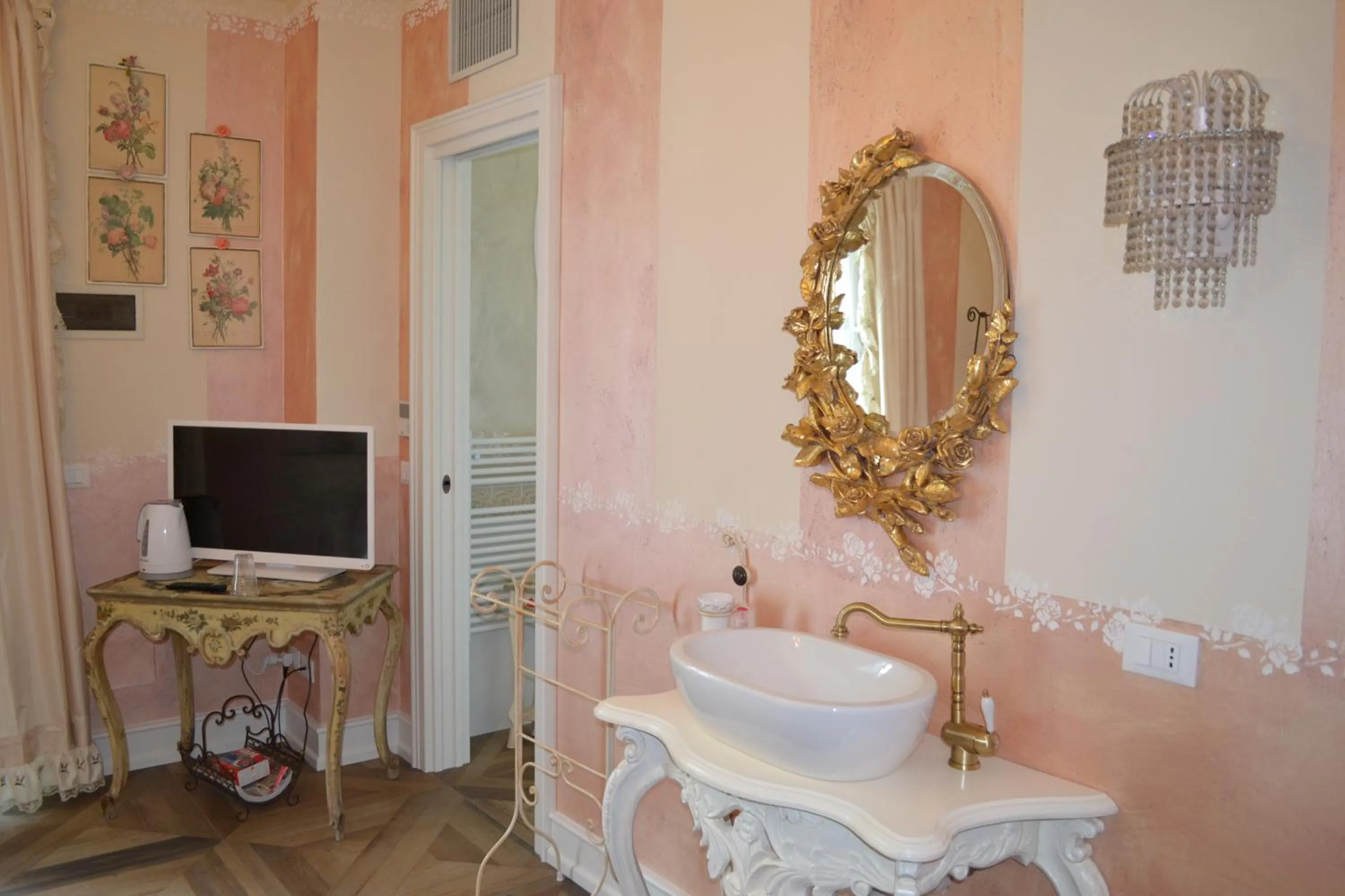 Bedroom in La maison delle favole