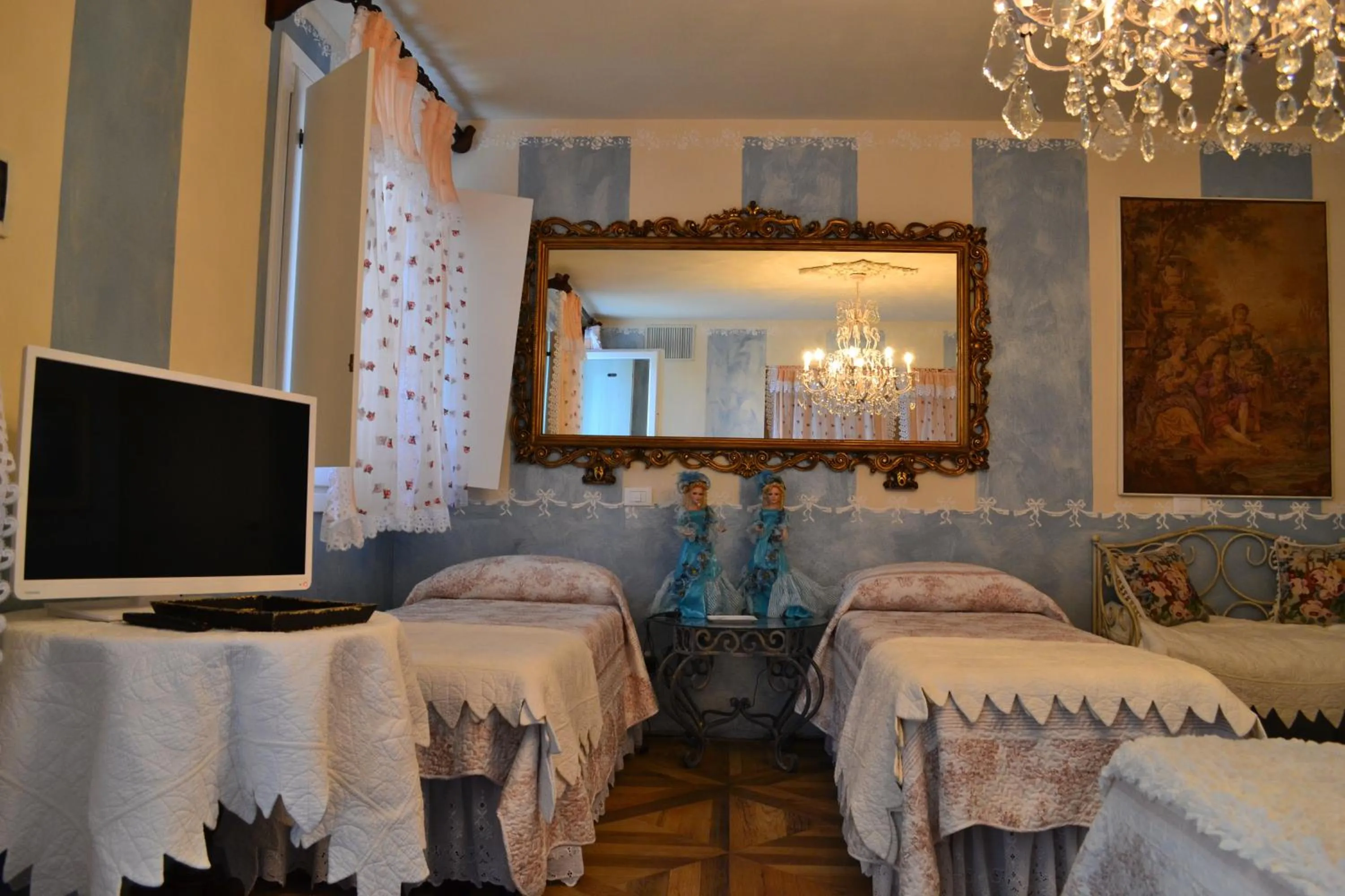 Bedroom, Bed in La maison delle favole