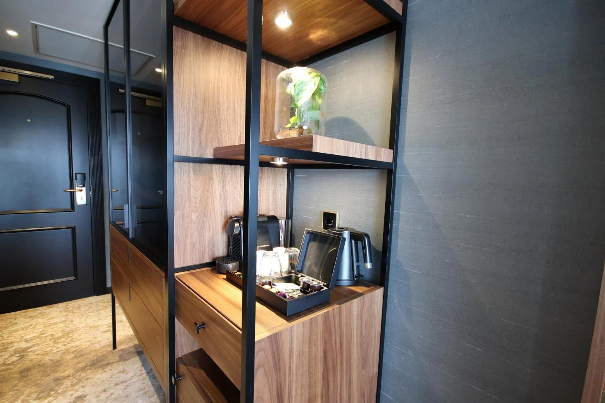 Coffee/tea facilities in Alexander Hotel