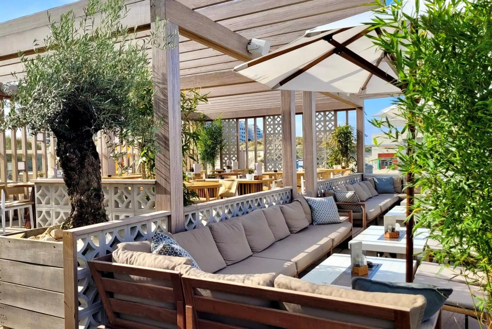 Restaurant/places to eat in Alexander Hotel