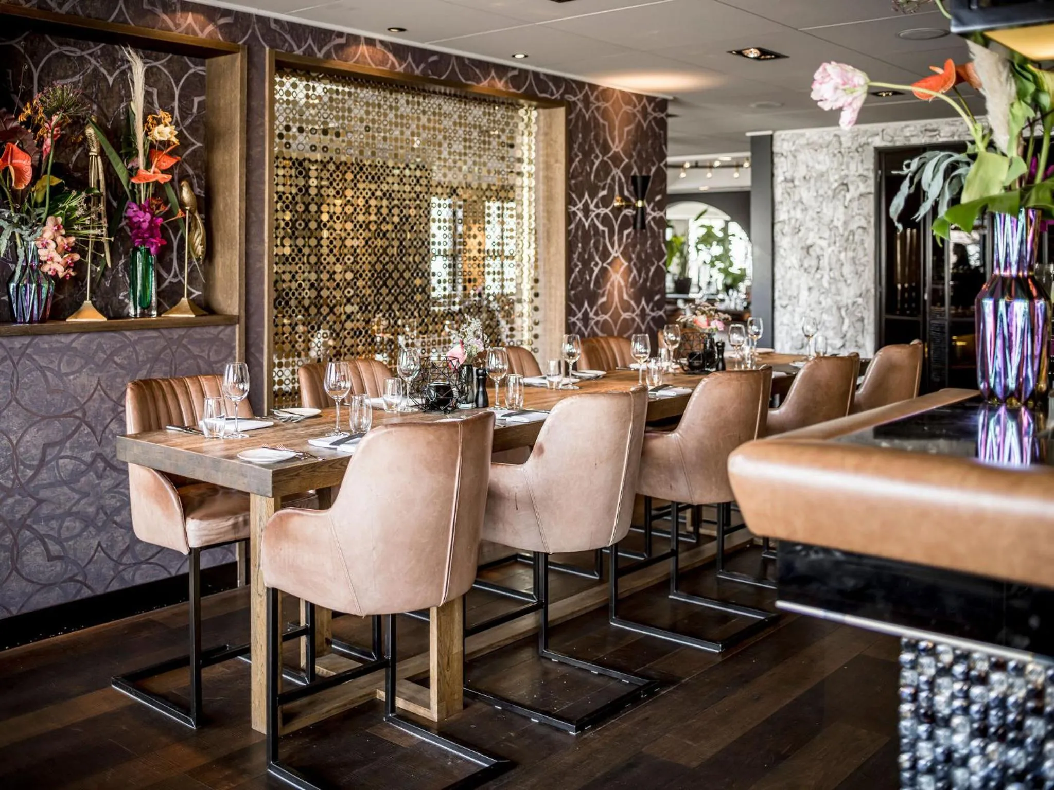 Restaurant/places to eat in Alexander Hotel