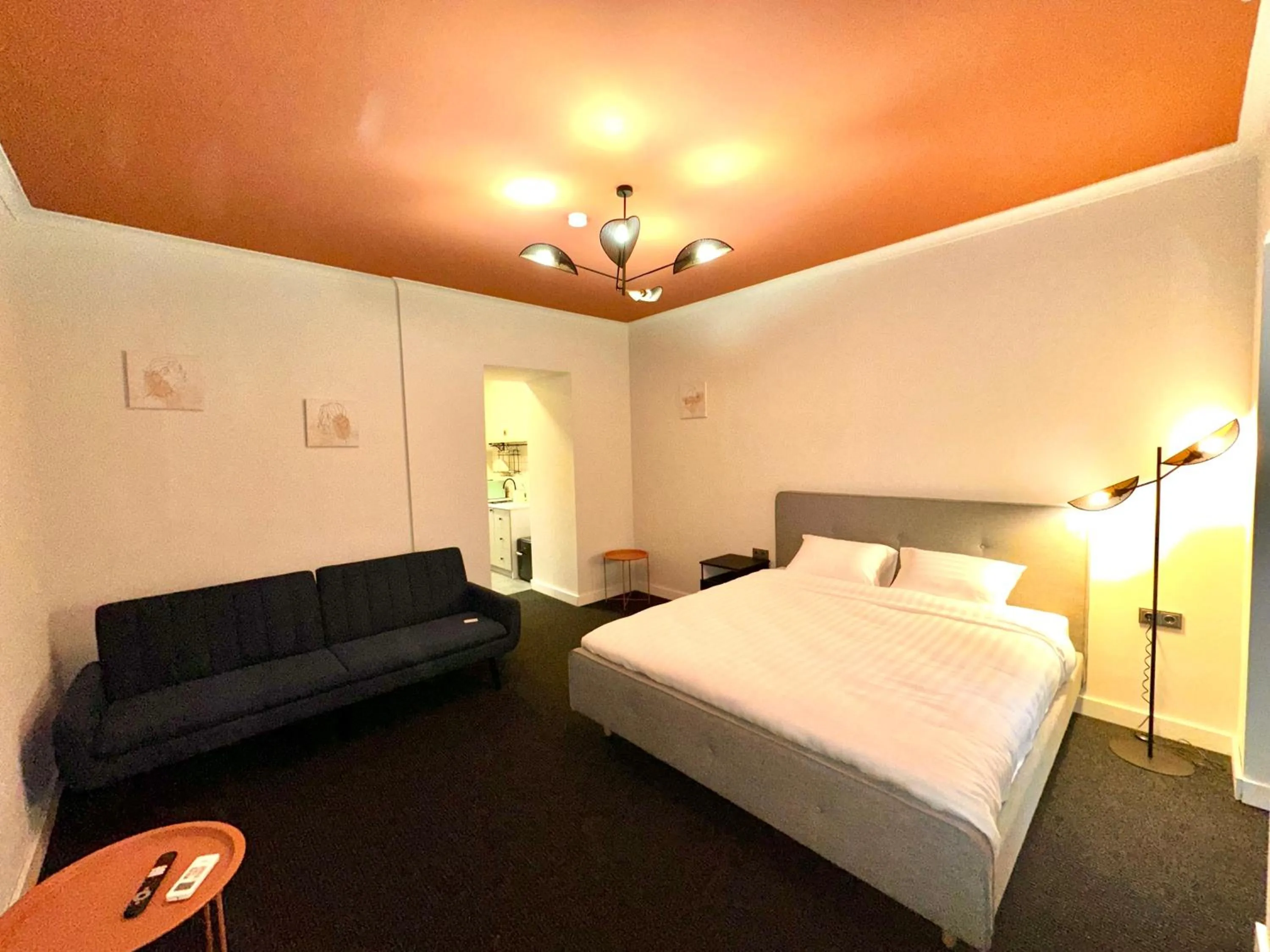 Seating area, Bed in Salve