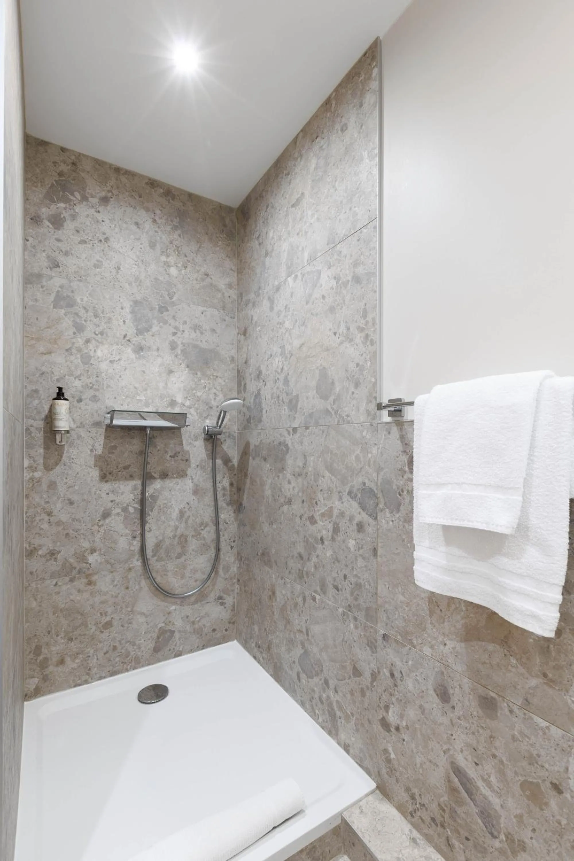 Shower in Appart Hôtel Coraline - Genas Lyon Eurexpo