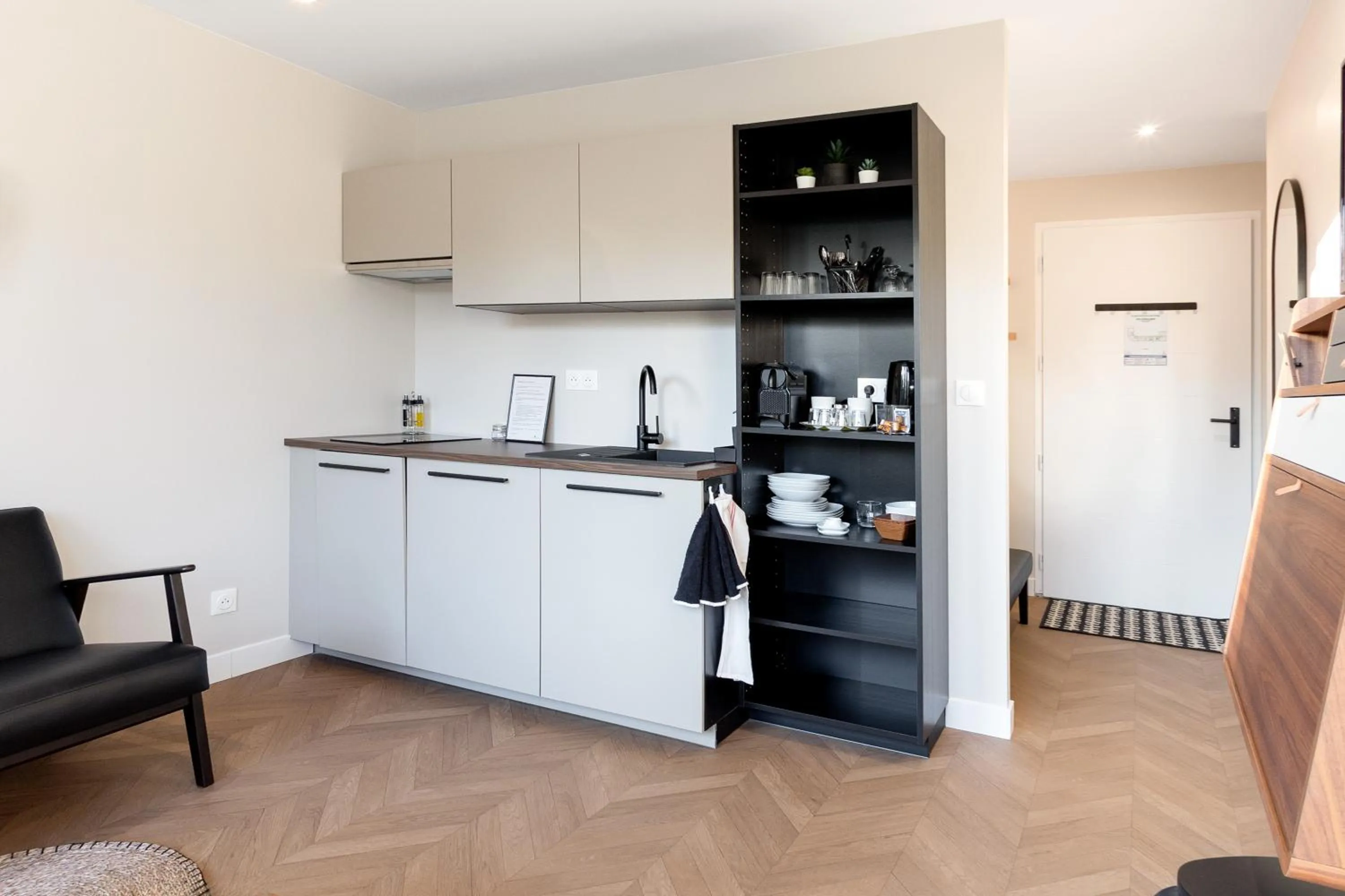 Kitchen or kitchenette in Appart Hôtel Coraline - Genas Lyon Eurexpo