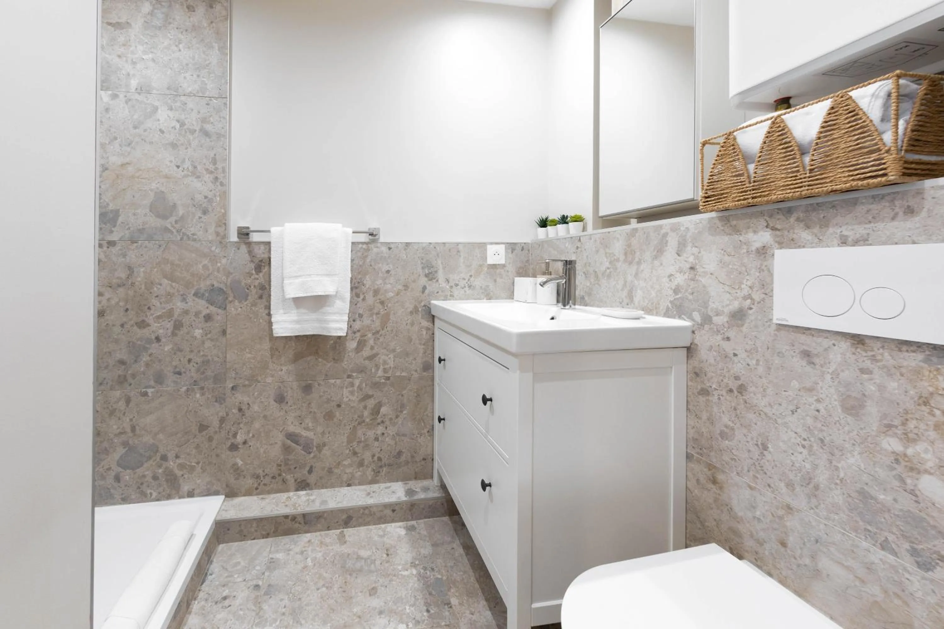 Toilet in Appart Hôtel Coraline - Genas Lyon Eurexpo