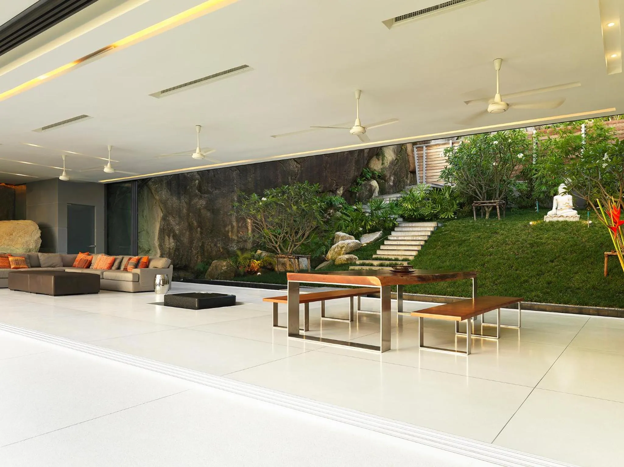 Dining area in Villa Amanzi Kamala by Elite Havens