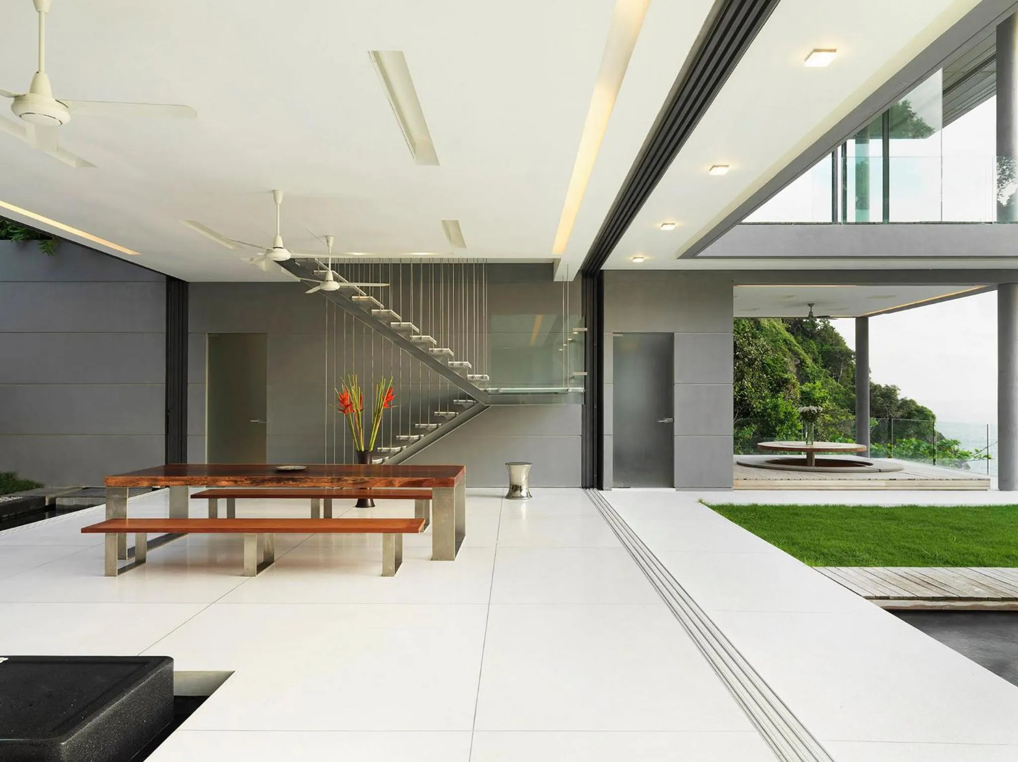 Dining area in Villa Amanzi Kamala by Elite Havens