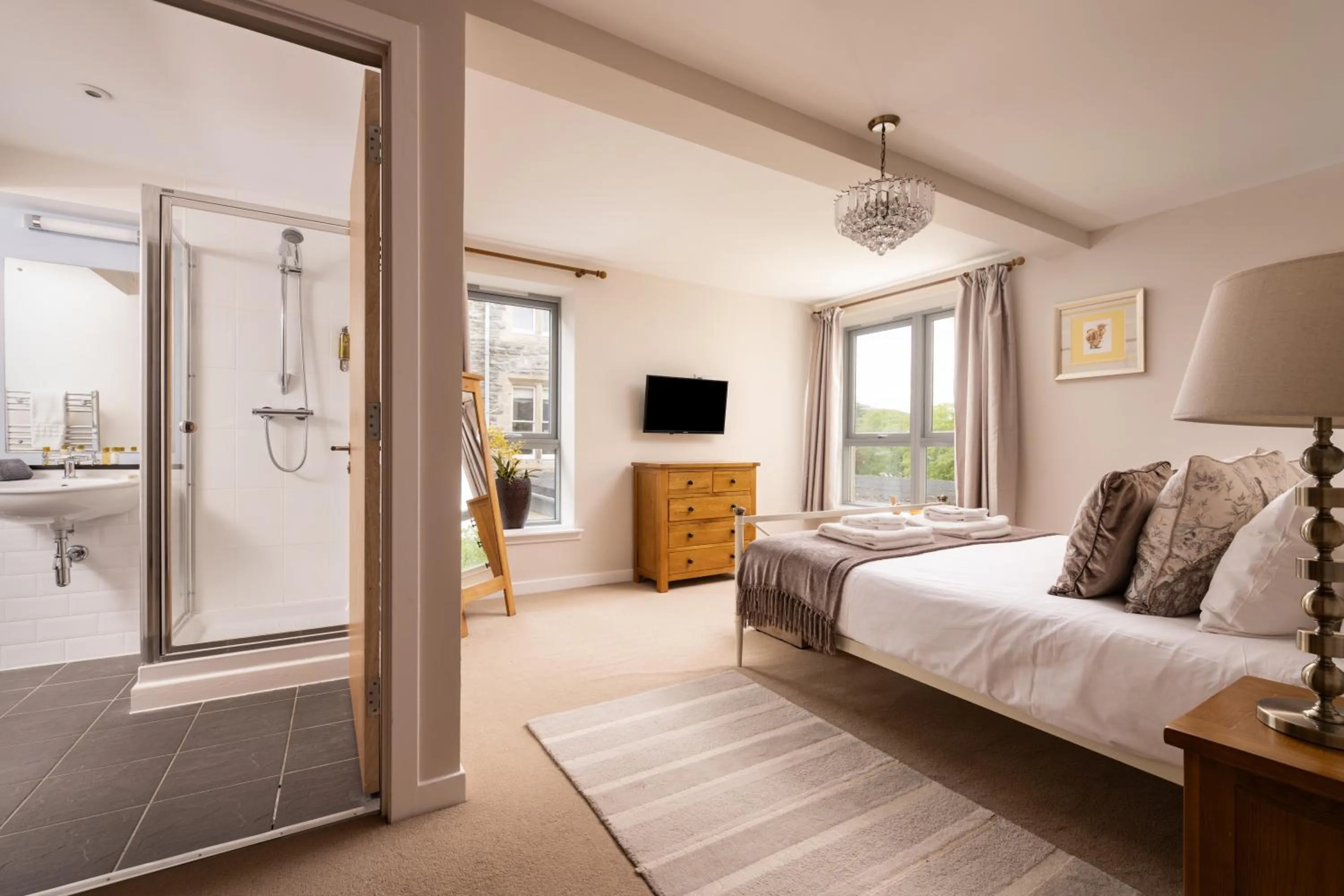 Shower, Bed in The Highland Club