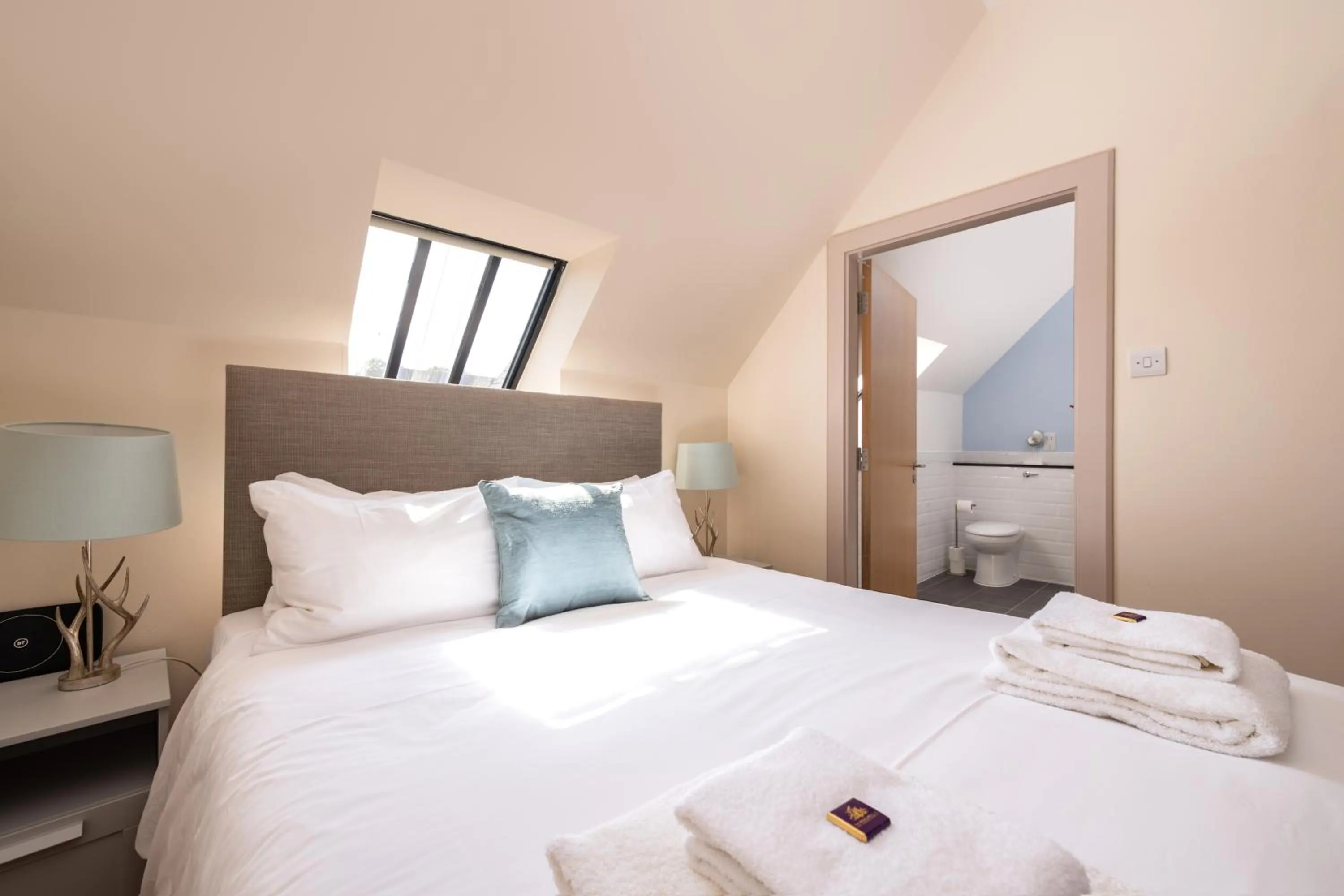 Bathroom, Bed in The Highland Club