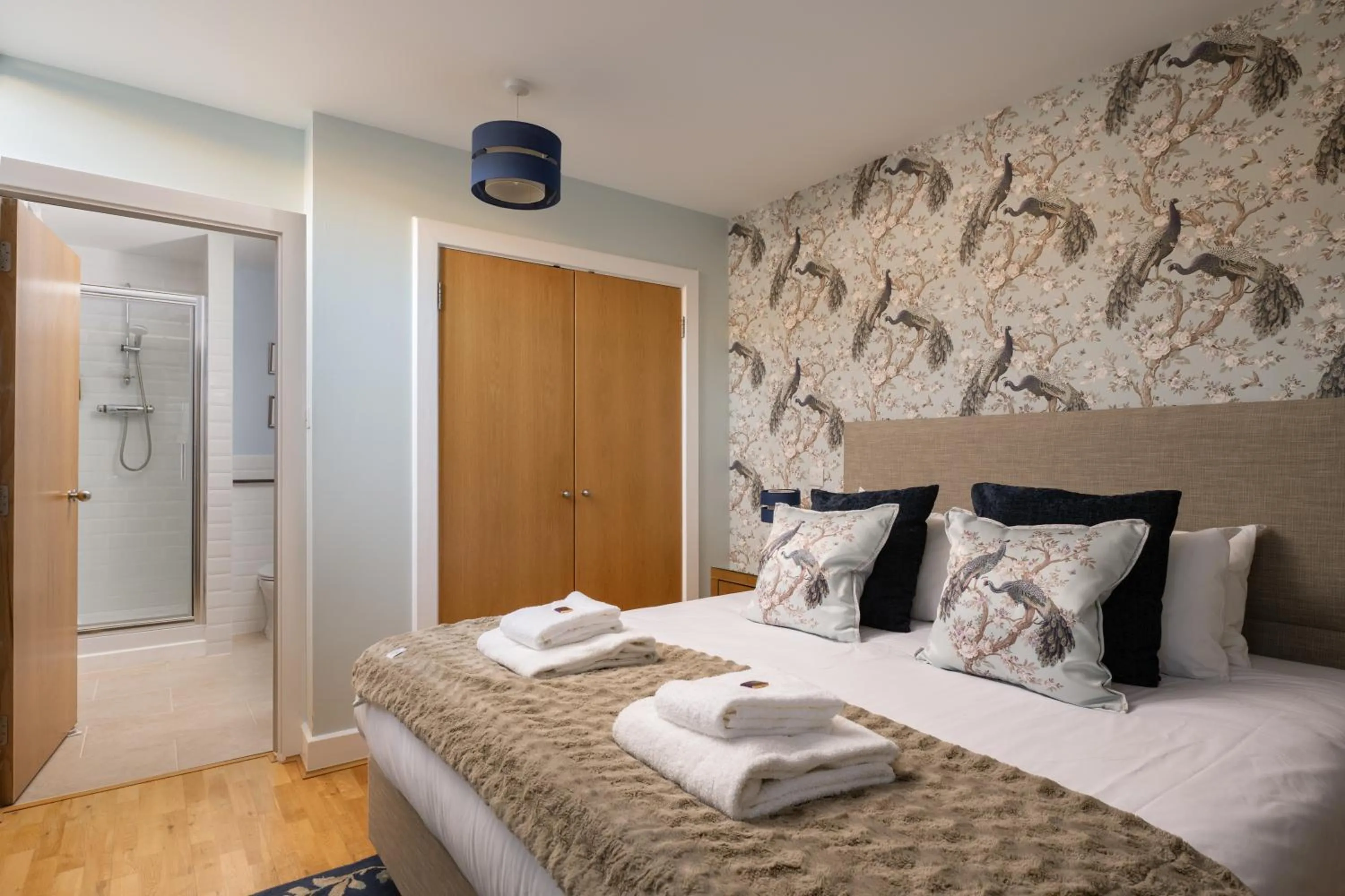 Shower, Bed in The Highland Club