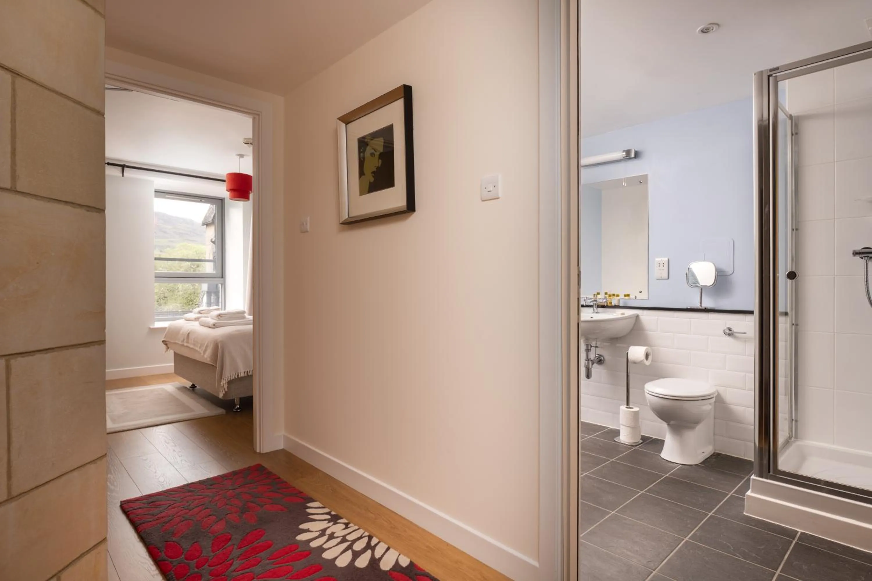 Bathroom, Bed in The Highland Club