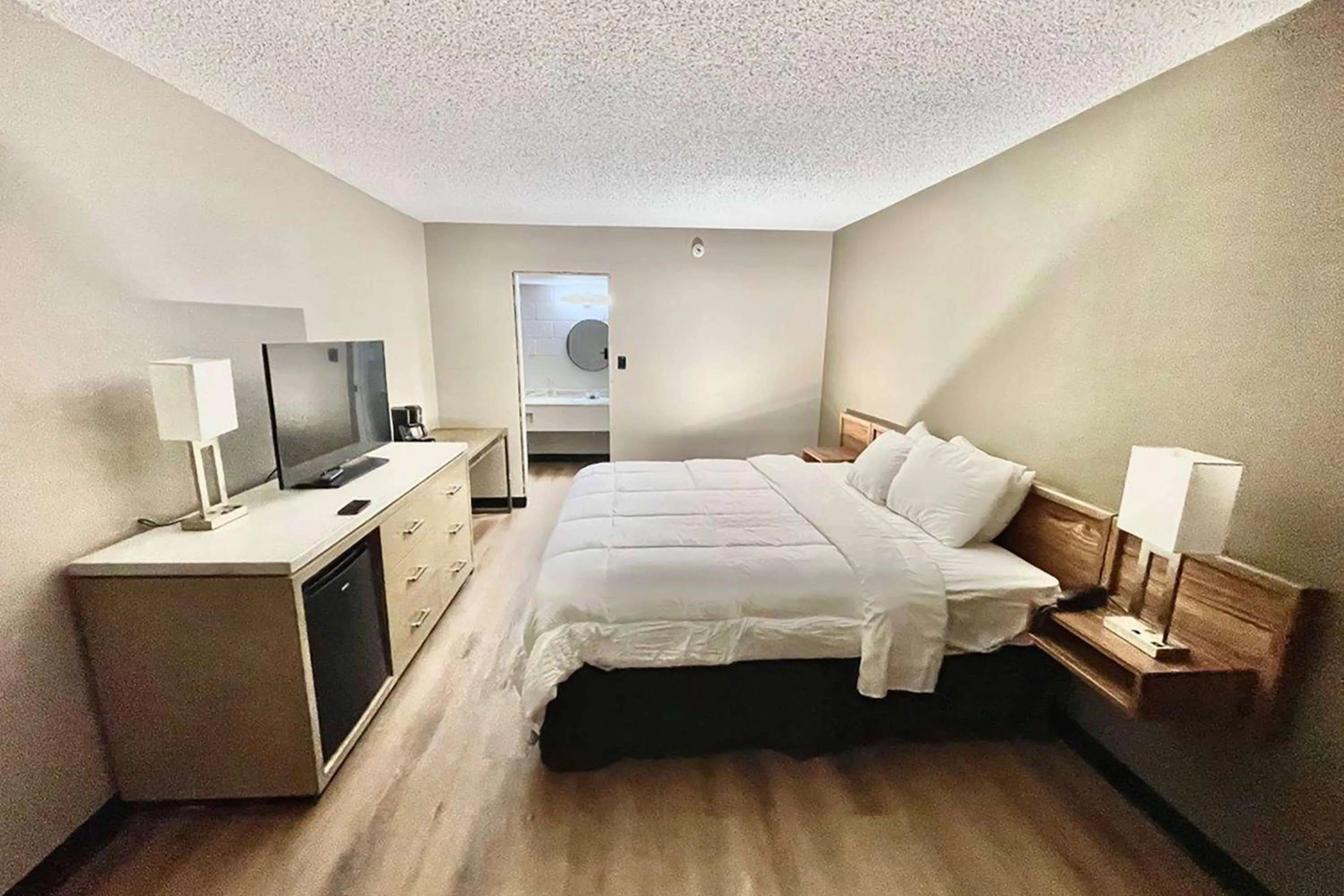 Photo of the whole room, Bed in Super 8 by Wyndham Blythe