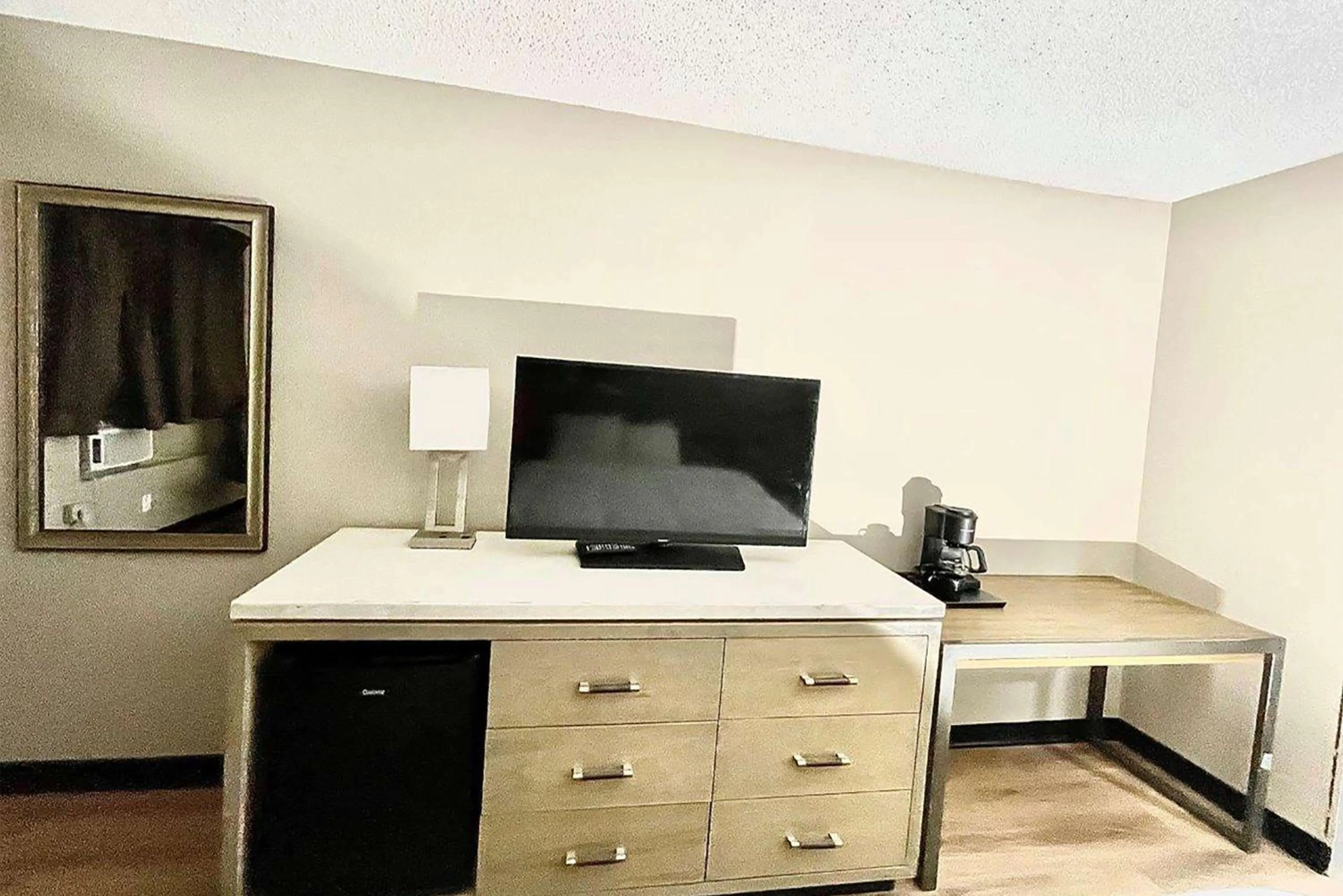 Photo of the whole room in Super 8 by Wyndham Blythe