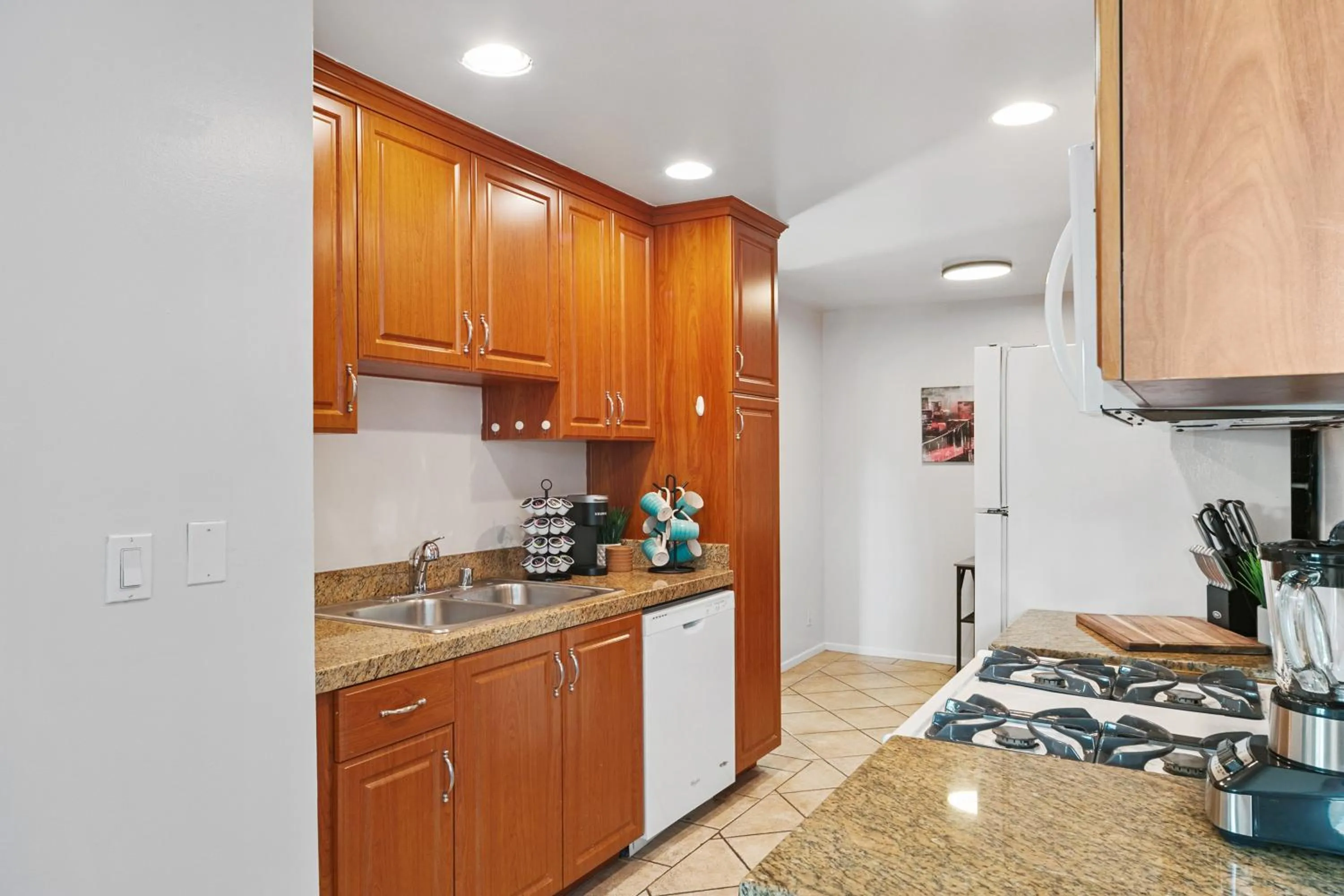 Kitchen or kitchenette in Beverly Hills Chic 2 bed 2bath with Patio and Parking 309