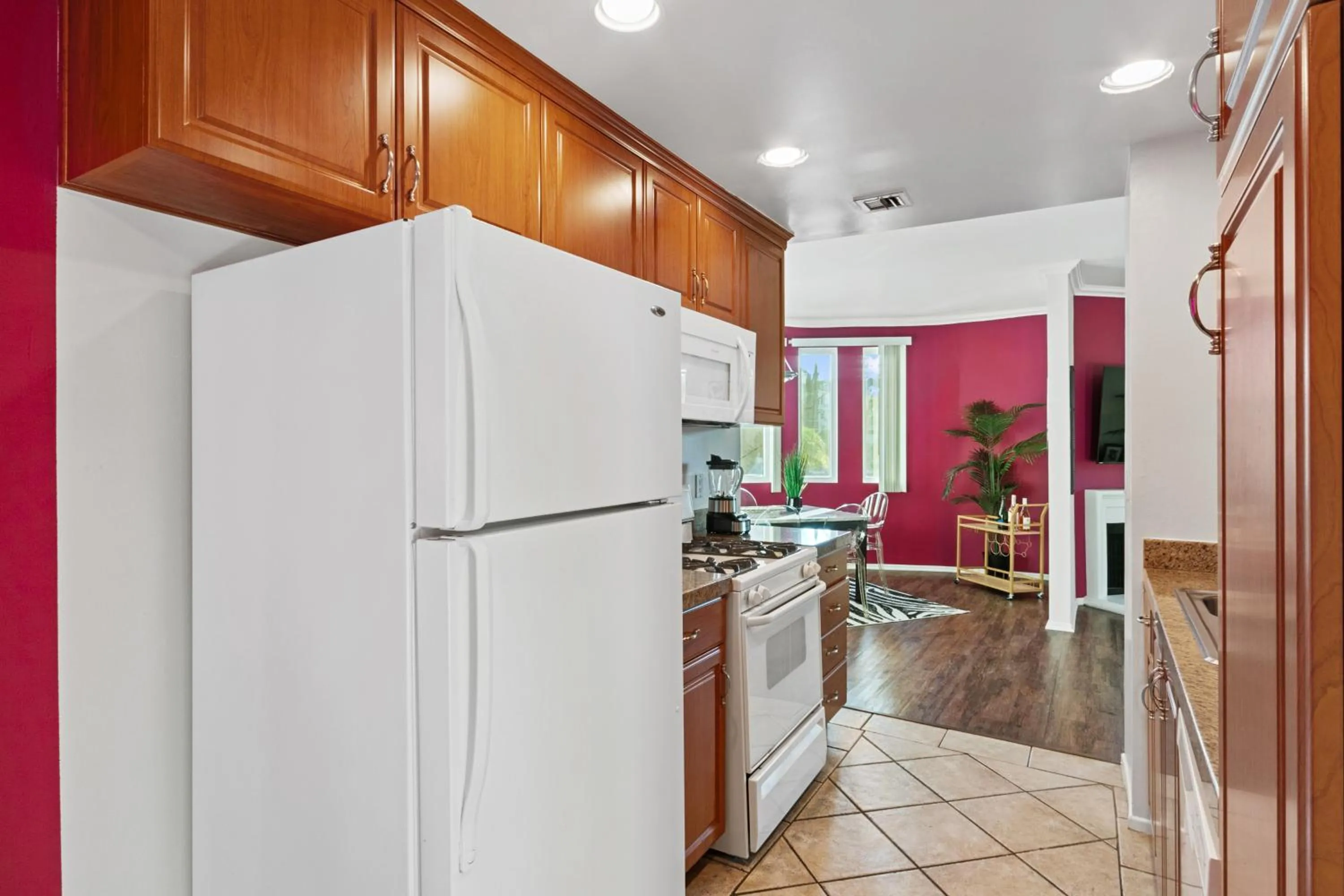 Kitchen or kitchenette in Beverly Hills Chic 2 bed 2bath with Patio and Parking 309