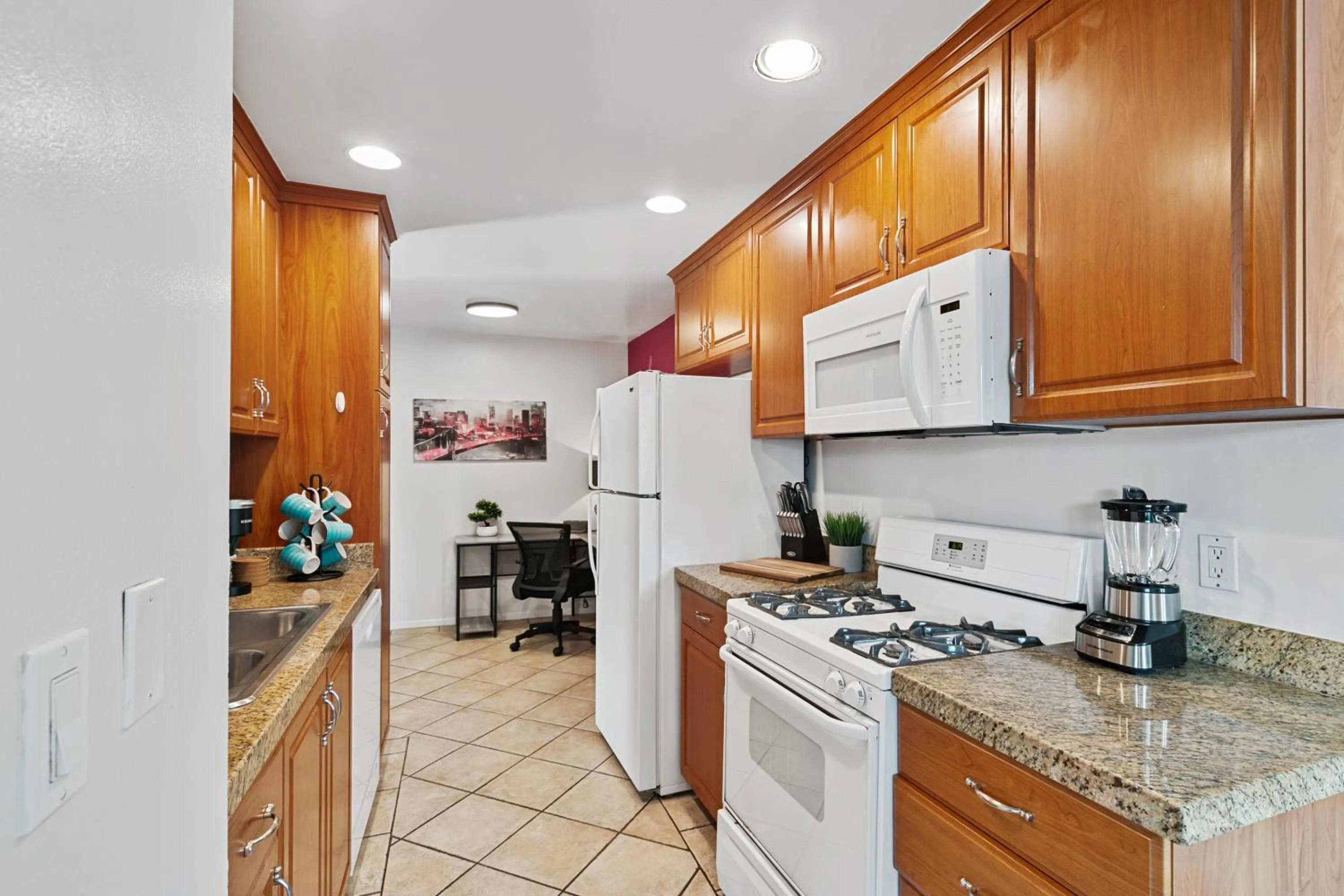 Kitchen or kitchenette in Beverly Hills Chic 2 bed 2bath with Patio and Parking 309