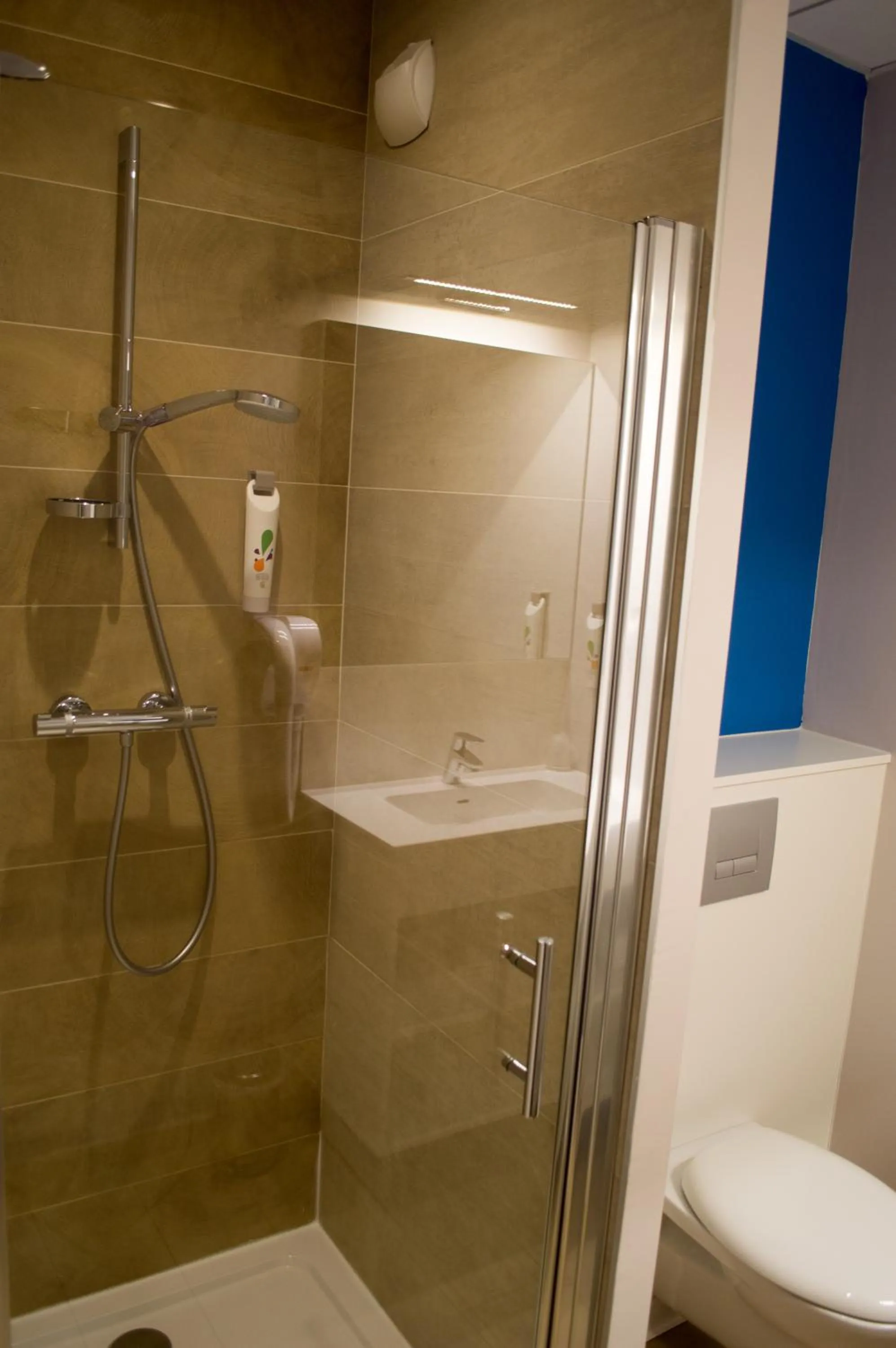 Shower in ibis styles Villeneuve Sur Lot