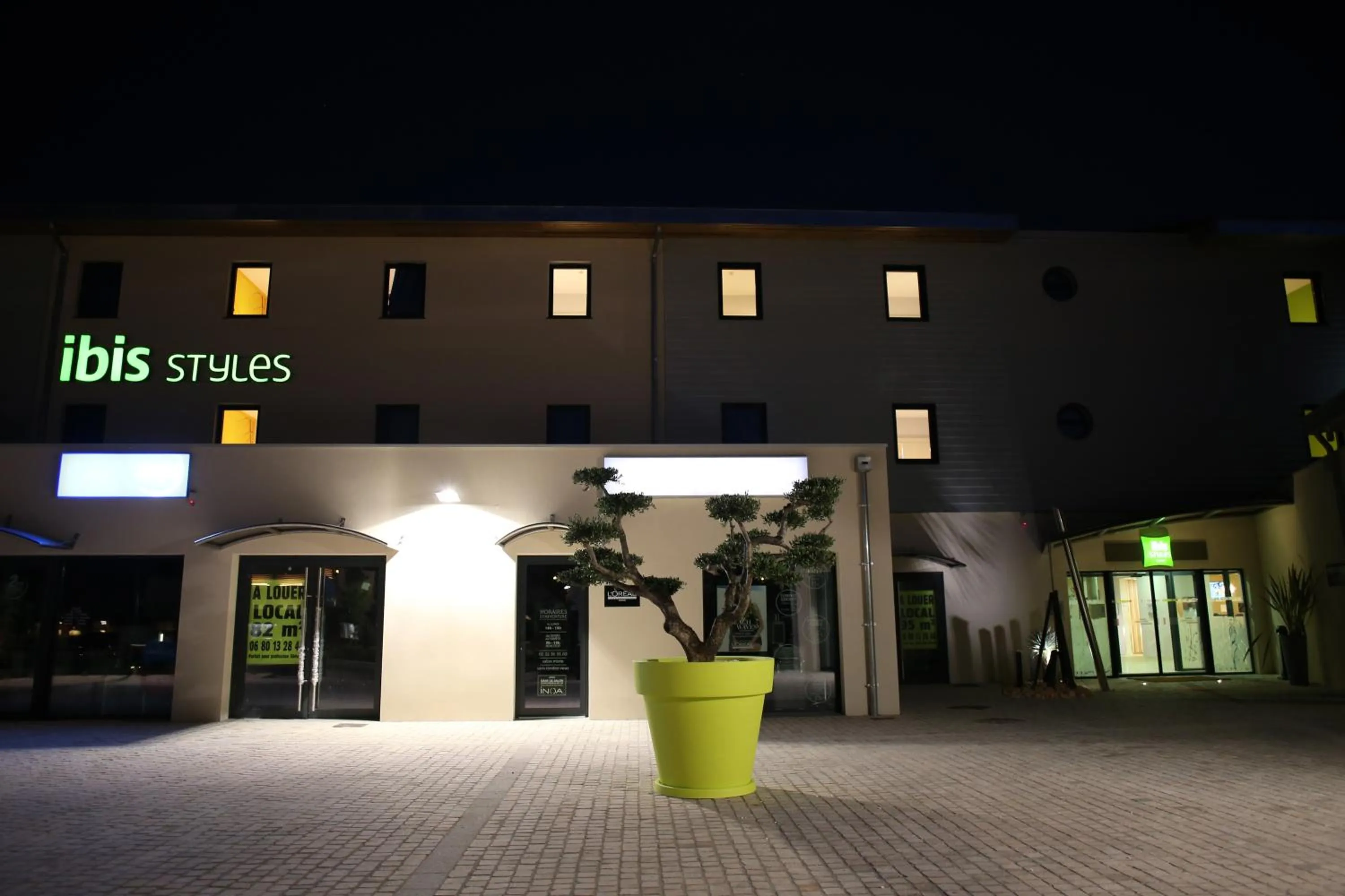 Facade/entrance in ibis styles Villeneuve Sur Lot