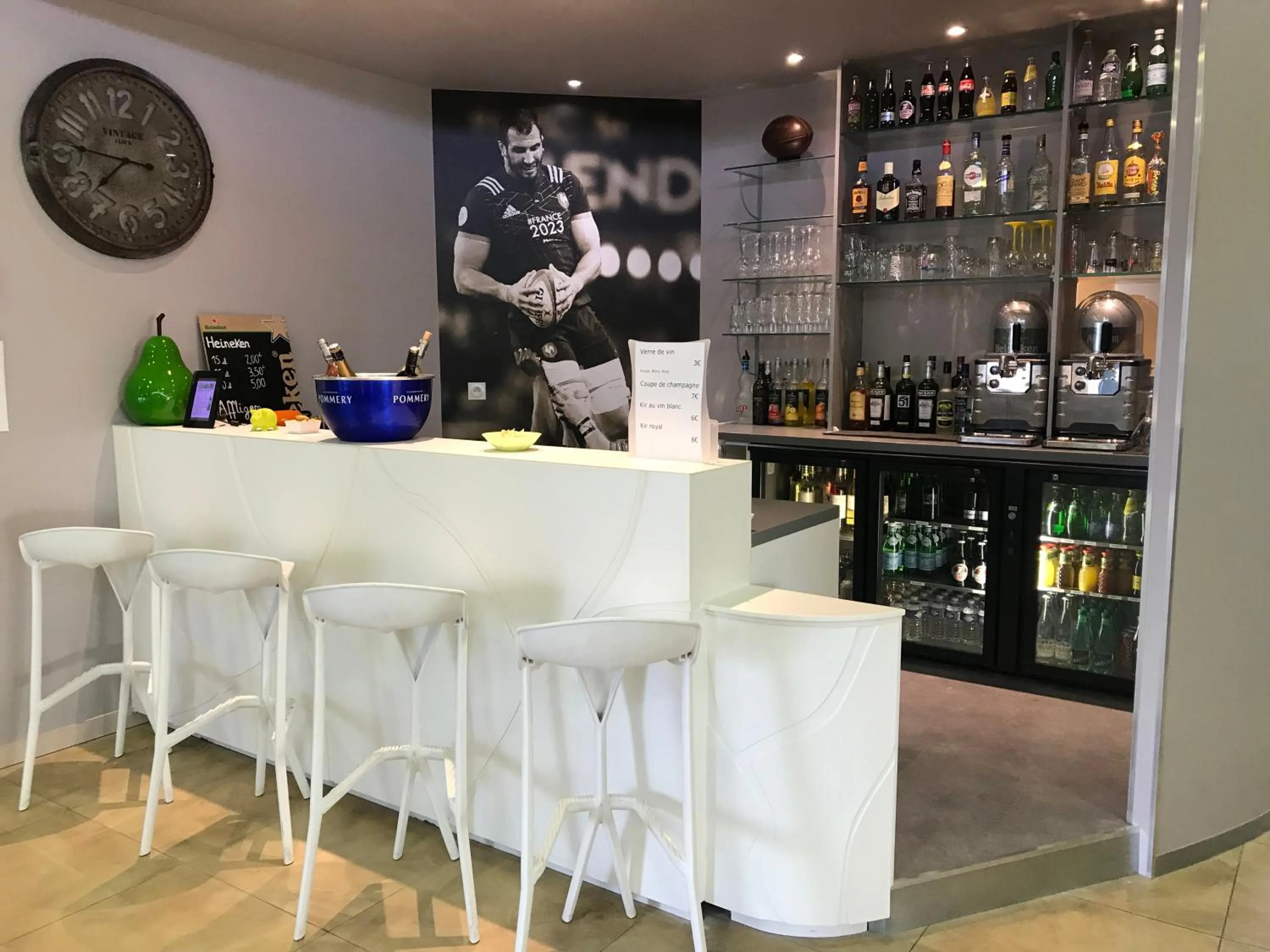 Lounge or bar in ibis styles Villeneuve Sur Lot