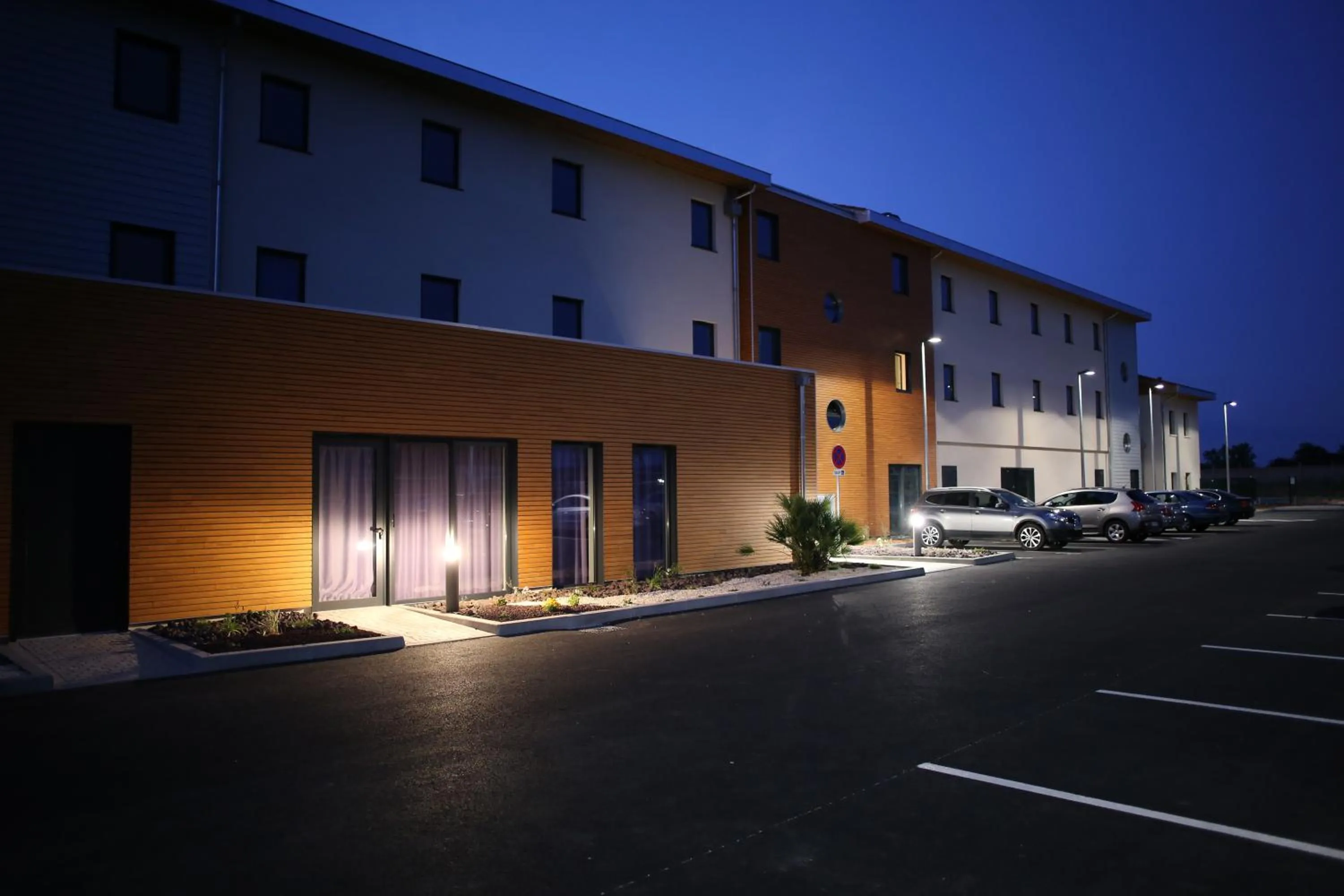 Facade/entrance in ibis styles Villeneuve Sur Lot