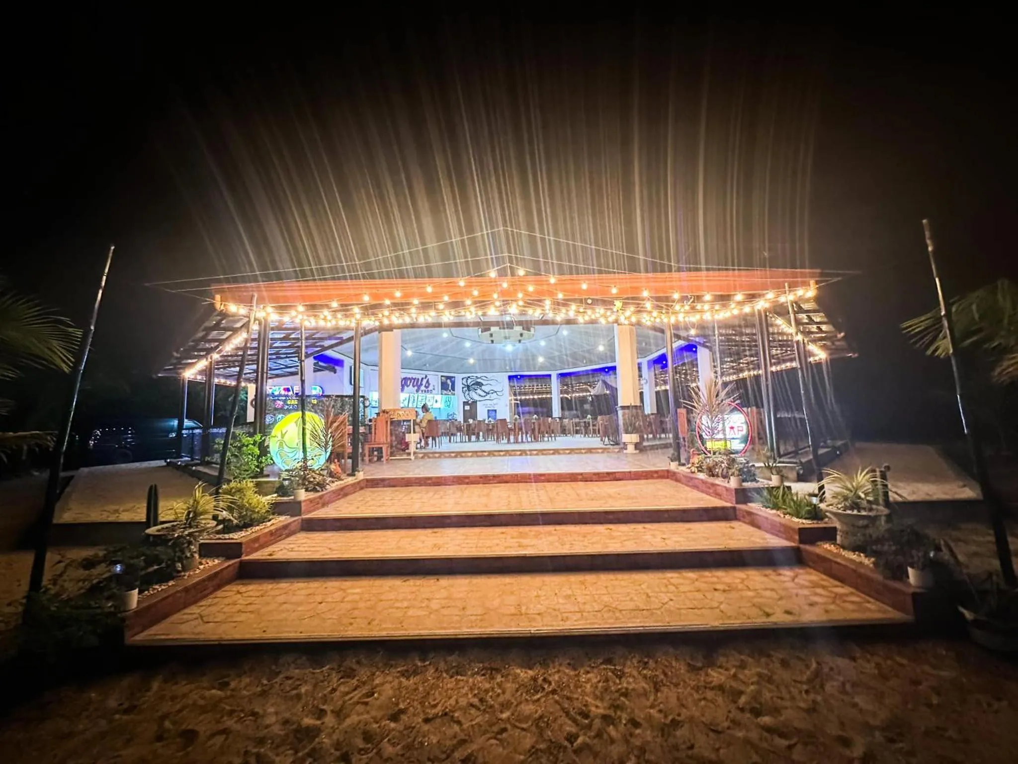 Restaurant/places to eat in Bolo Hills Beach Club And Residence